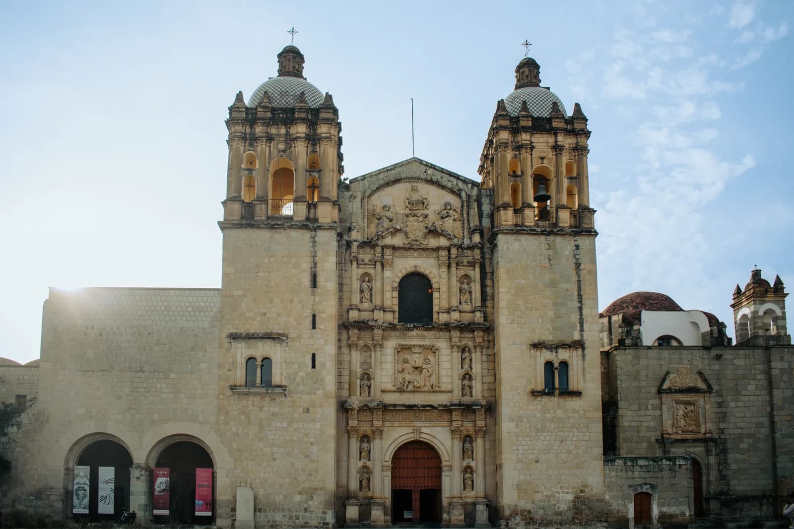 Façade baroque de l'église Santo Domingo de Guzmán à Oaxaca, avec ses deux clochers, au Mexique