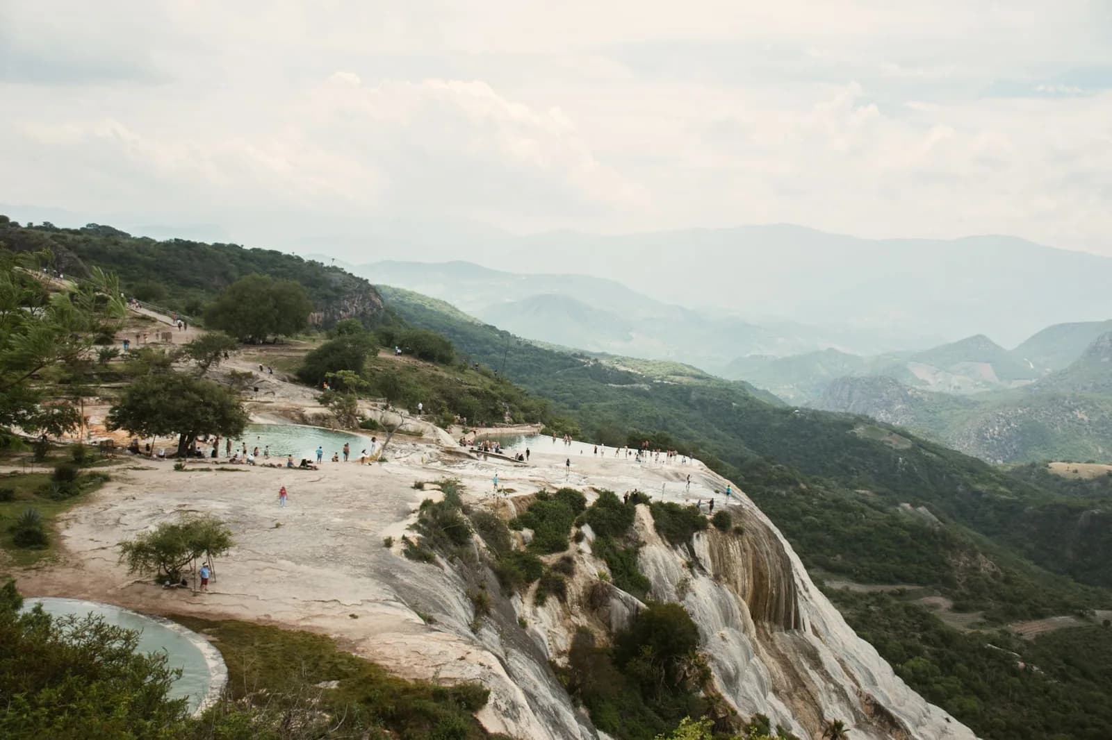 Cascades pétrifiées et bassins naturels de Hierve el Agua surplombant les montagnes de l'État d'Oaxaca, au Mexique