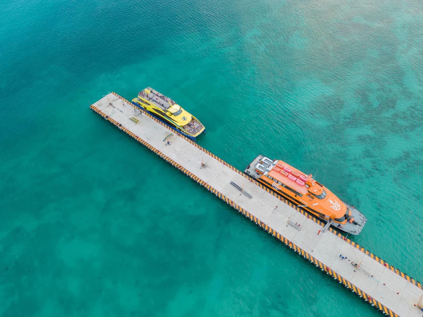 Ferries amarrés au quai de Playa del Carmen, au départ pour Cozumel