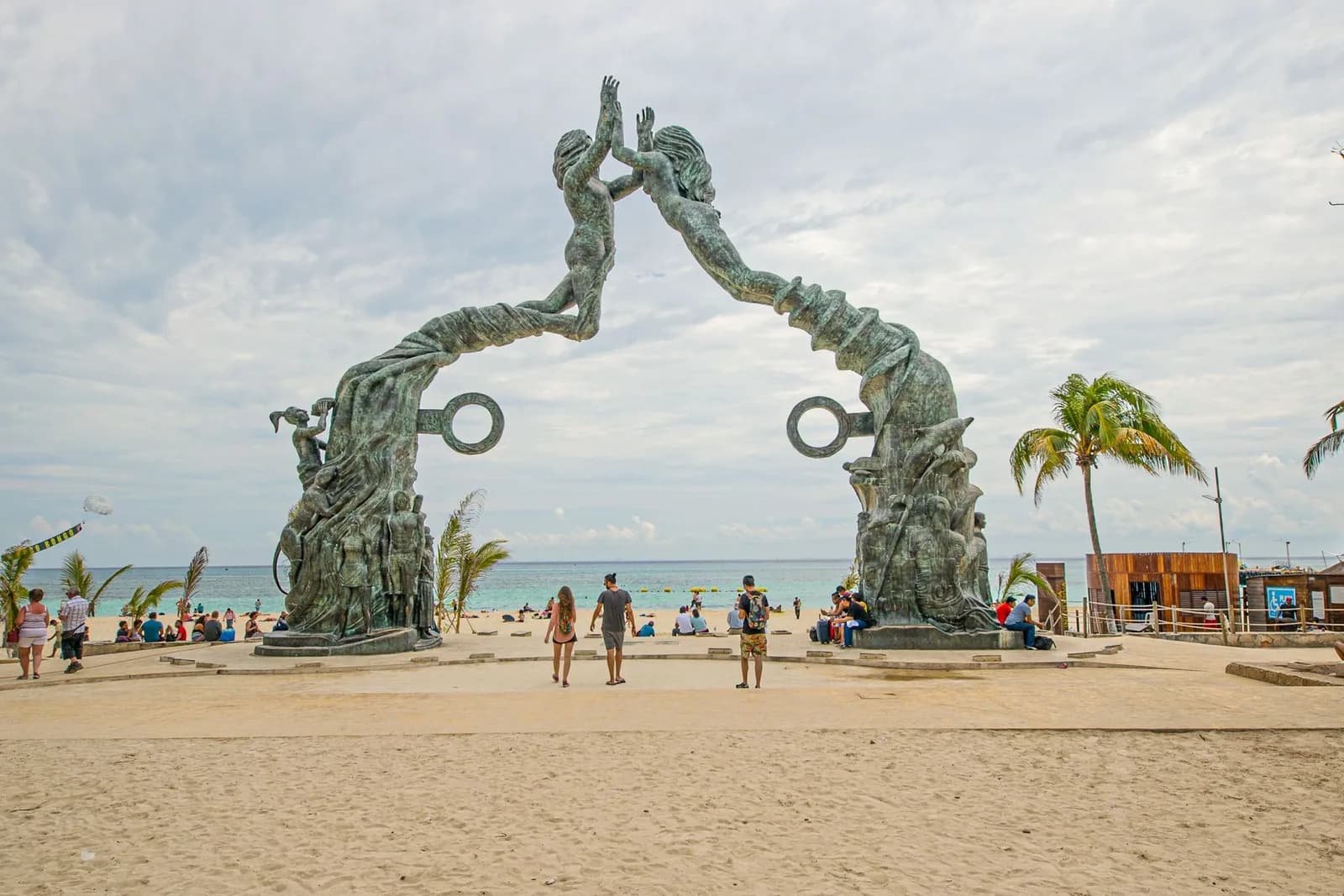 Le Portail Maya, sculpture de bronze du Parque Fundadores, face à la mer à Playa del Carmen