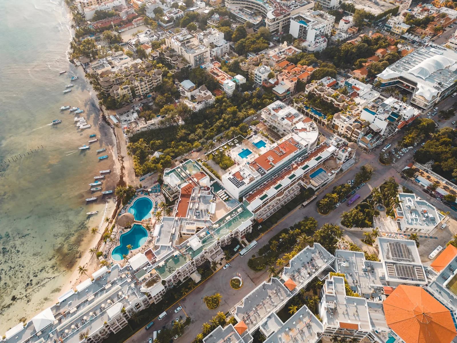 Vue aérienne du centre de Playa del Carmen, de sa plage et de ses hôtels le long de la mer des Caraïbes