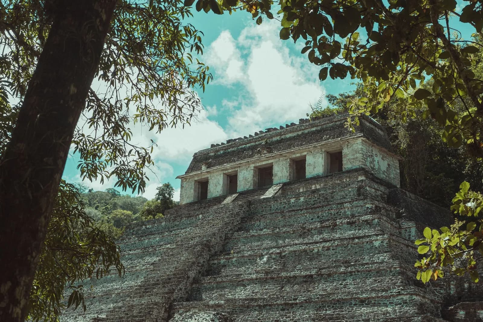 Le temple des Inscriptions à Palenque, au pied de la forêt, Chiapas