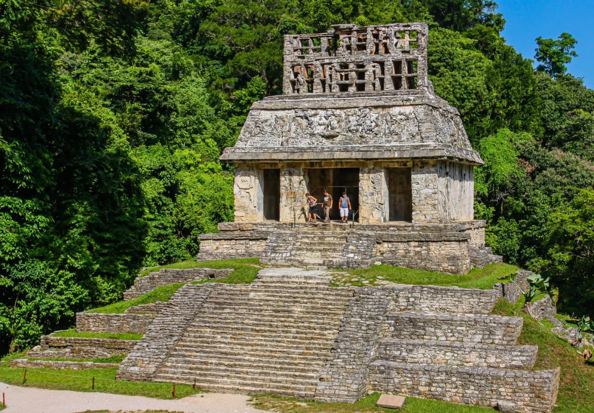 Le Temple du Soleil et sa crête faîtière ajourée dans le Groupe de la Croix à Palenque