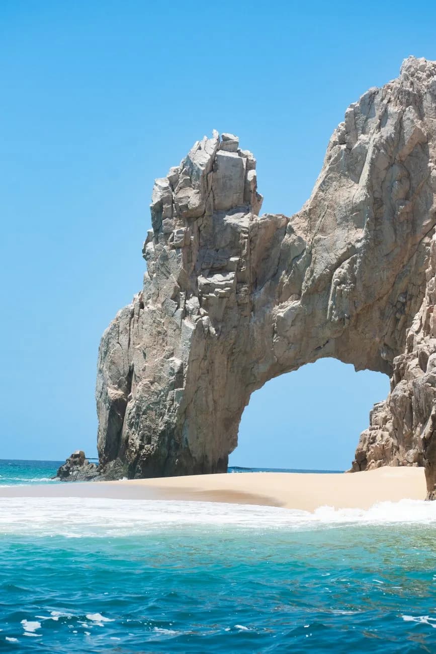 Arche rocheuse de Cabo San Lucas au-dessus de la Playa del Amor et de la mer turquoise, Basse-Californie du Sud