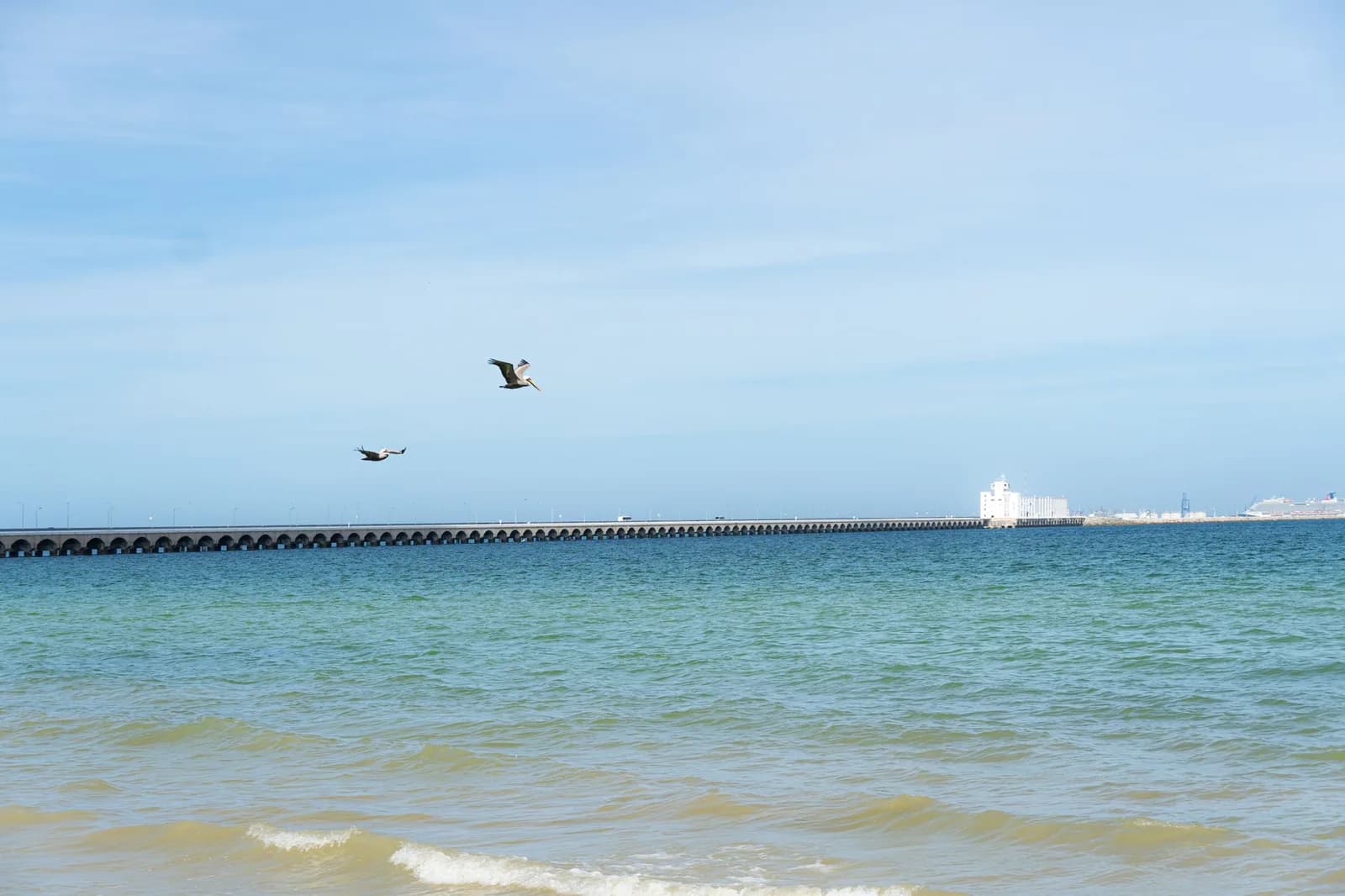 Longue jetée portuaire de Progreso s'étirant sur la mer du golfe du Mexique, Yucatán