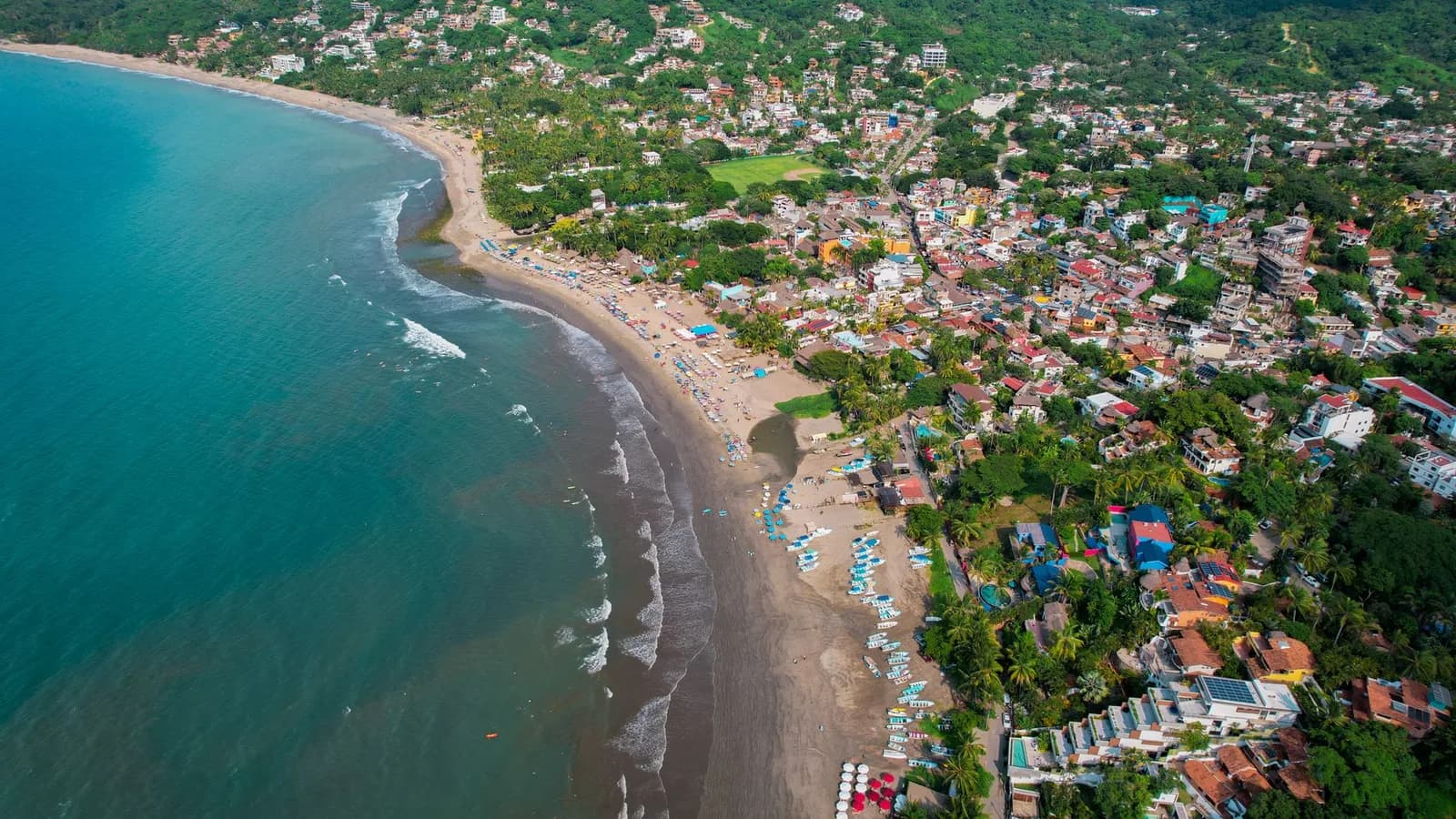 Vue aérienne de la plage et du village de Sayulita au bord du Pacifique, Nayarit, Mexique