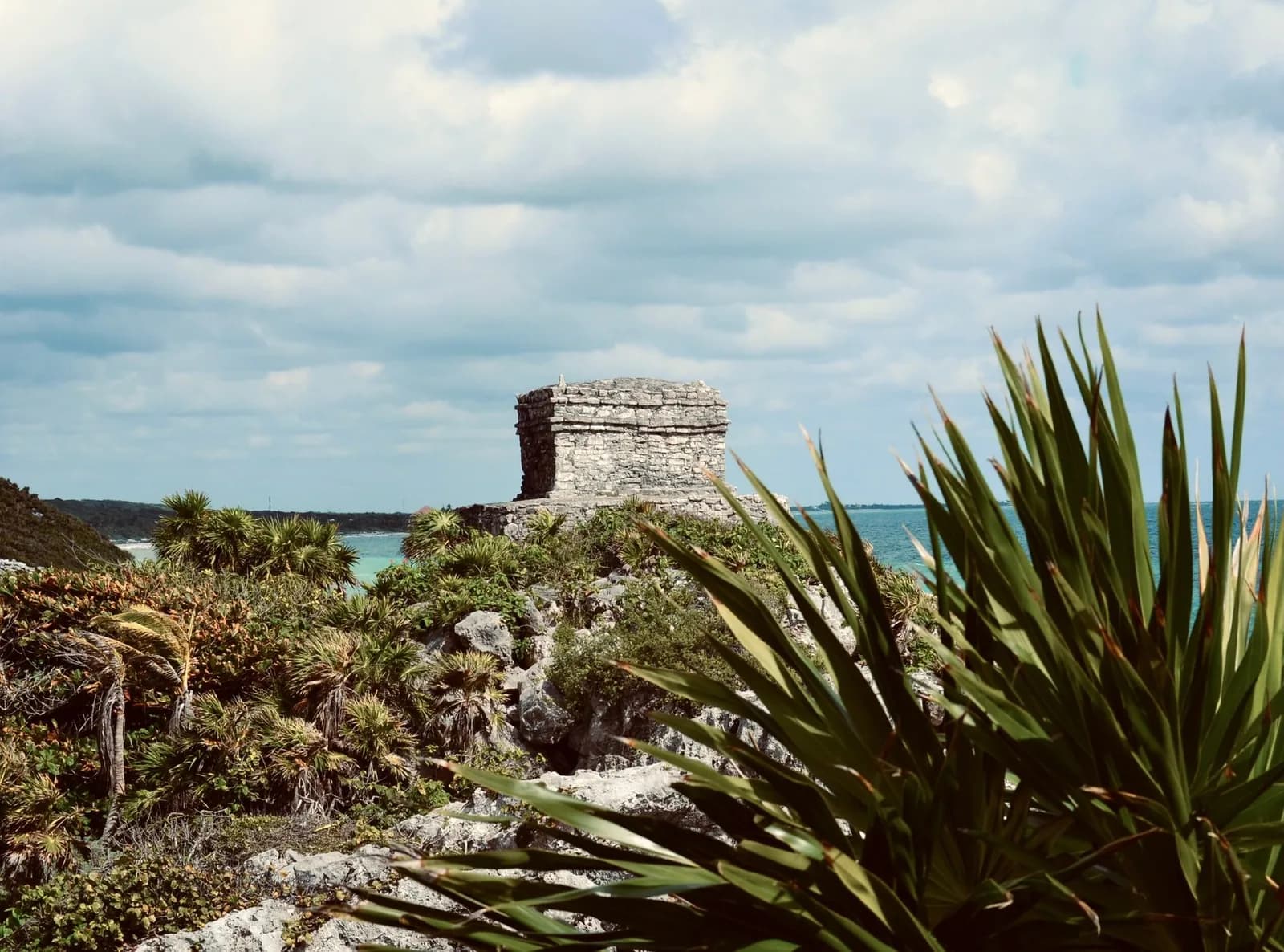 Temple du Dieu du Vent sur la falaise de Tulum dominant la mer des Caraïbes, Mexique