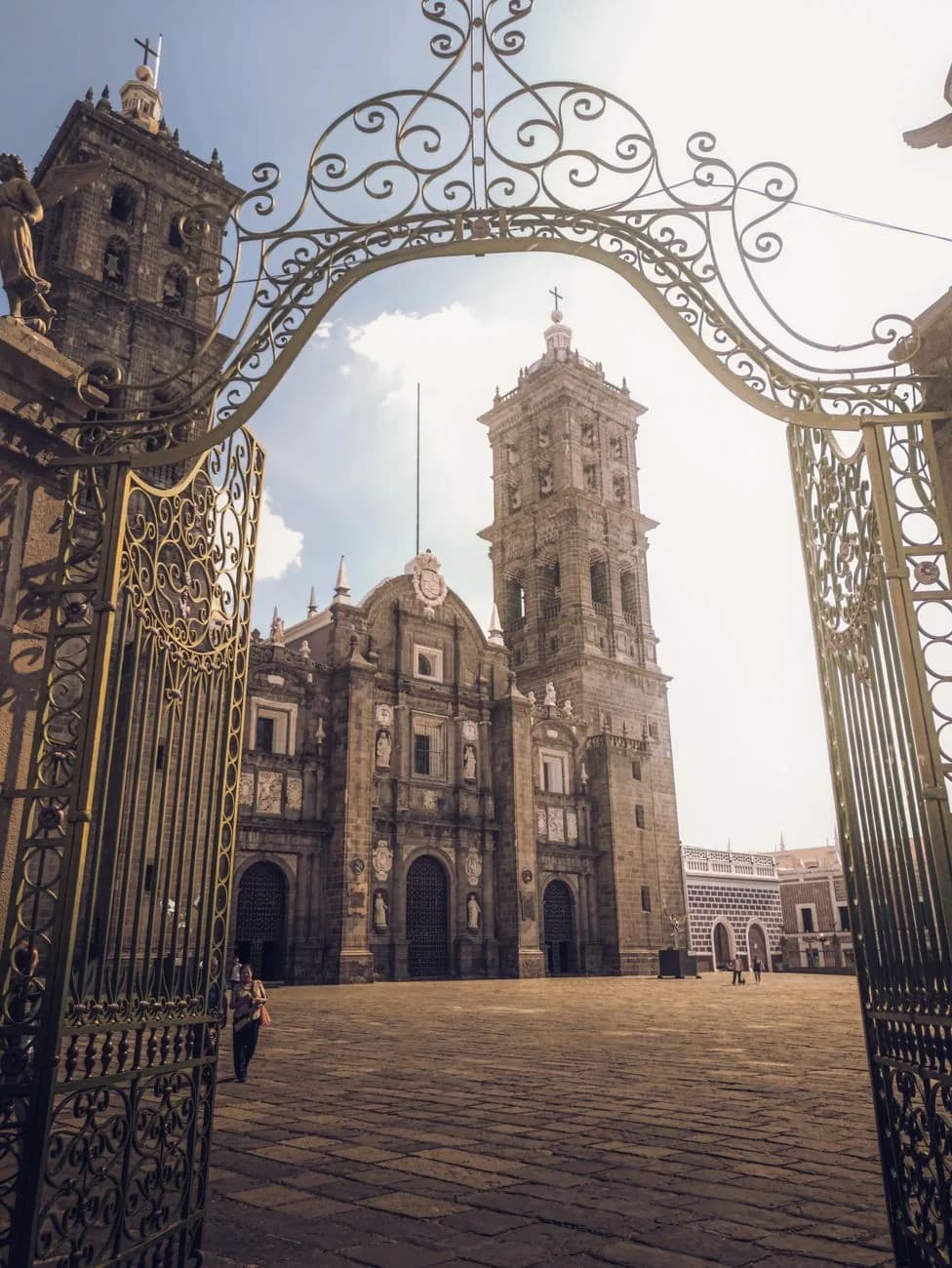 La cathédrale de Puebla et ses deux clochers vus depuis la grille en fer forgé du parvis, au Mexique