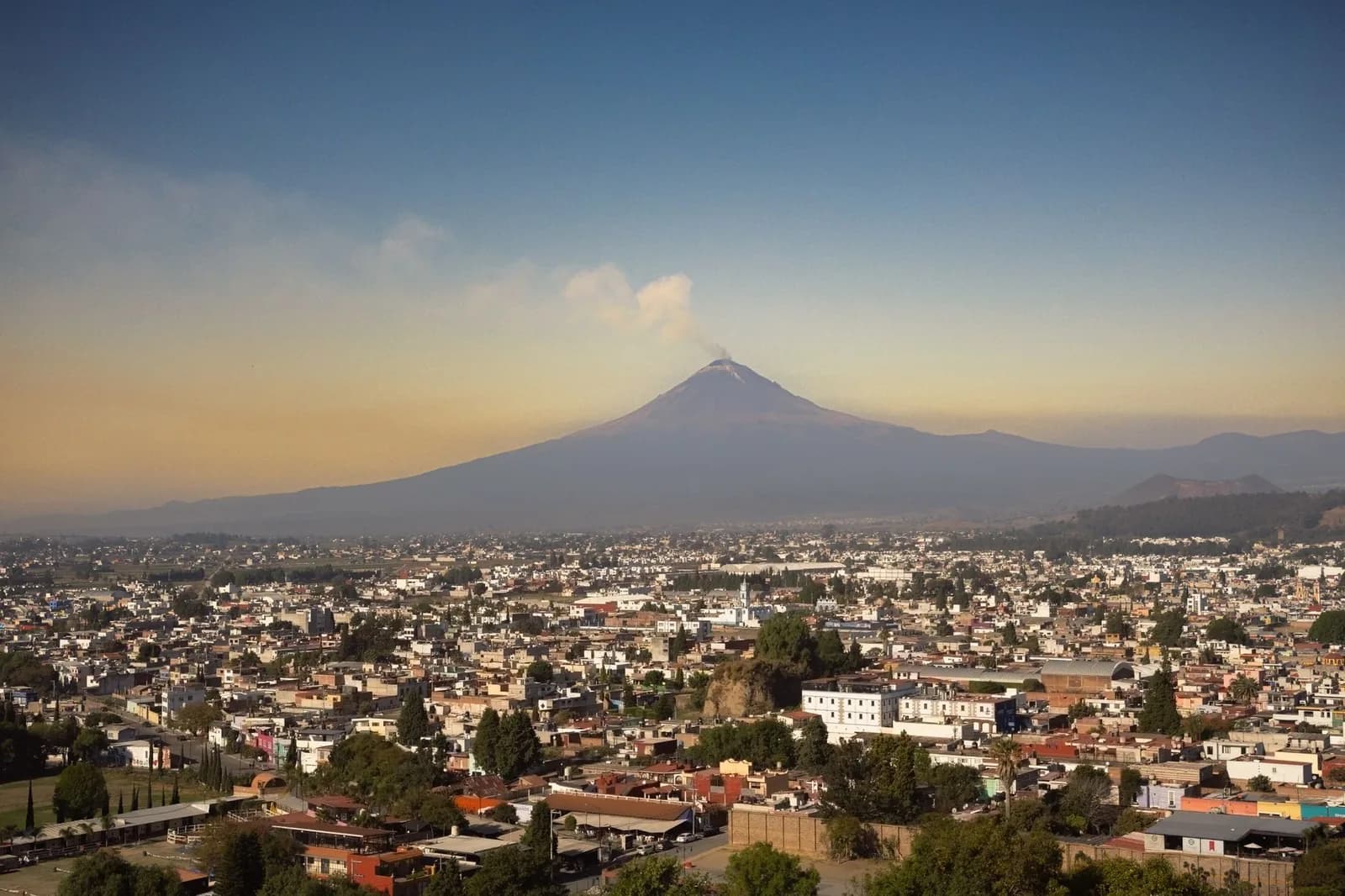 La ville de Cholula au pied du volcan Popocatépetl fumant, près de Puebla au Mexique