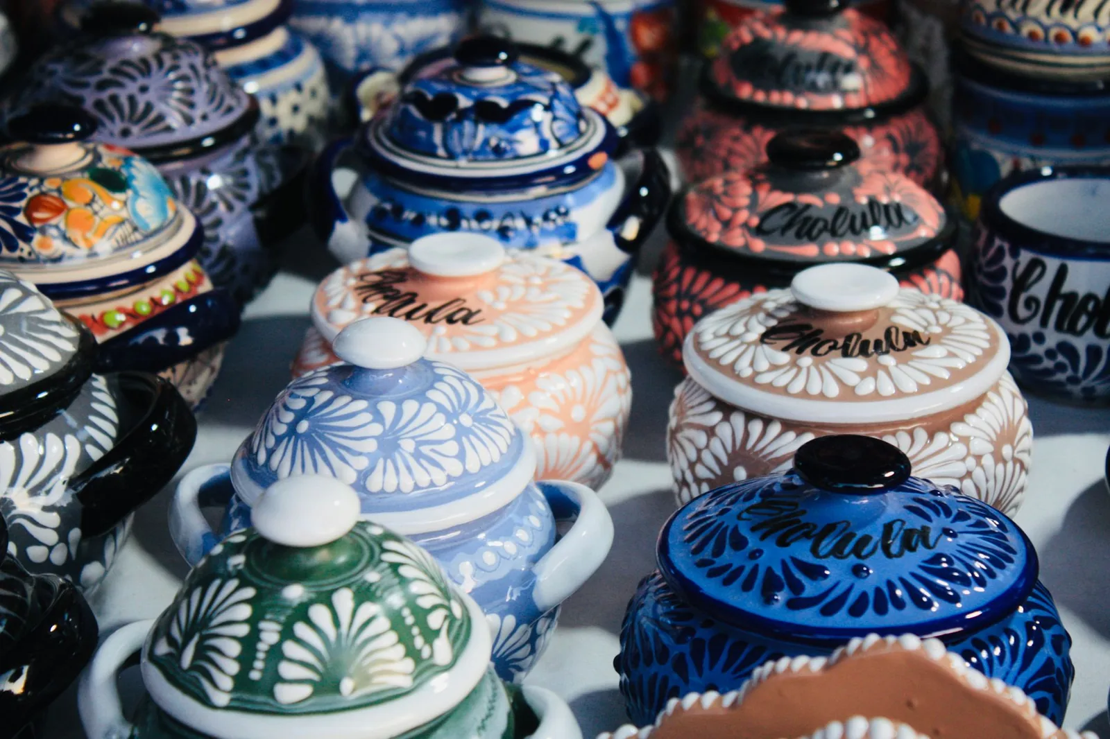 Pots et sucriers en céramique de style talavera sur un étal de marché à Cholula, près de Puebla au Mexique