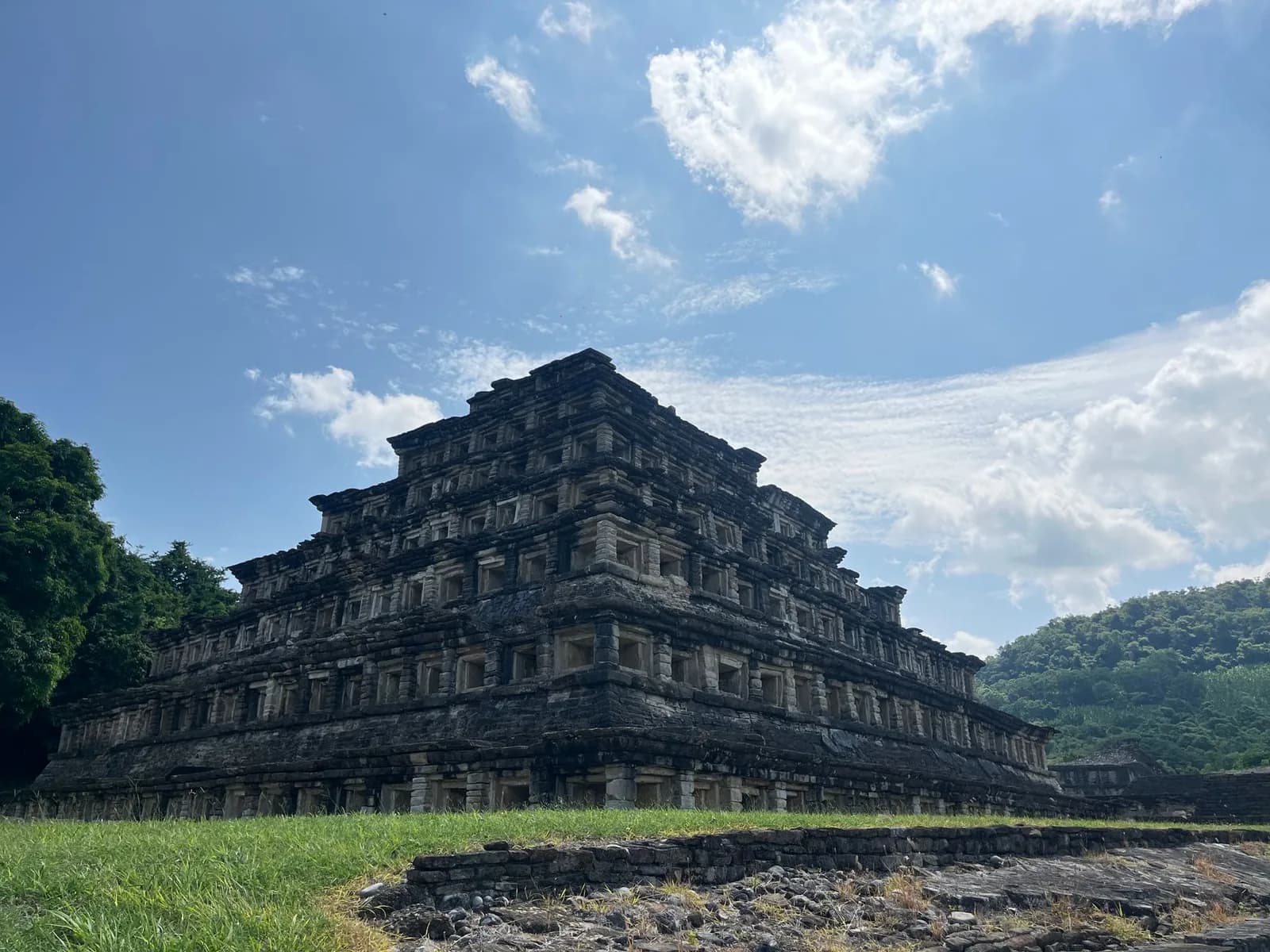 Pyramide des Niches d'El Tajín sous un ciel nuageux, Veracruz, Mexique