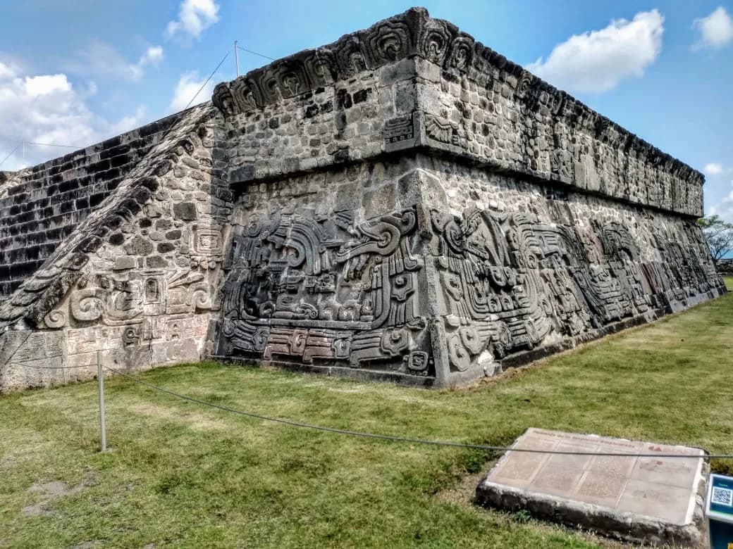 Pyramide du Serpent à plumes et ses bas-reliefs, Xochicalco, Morelos