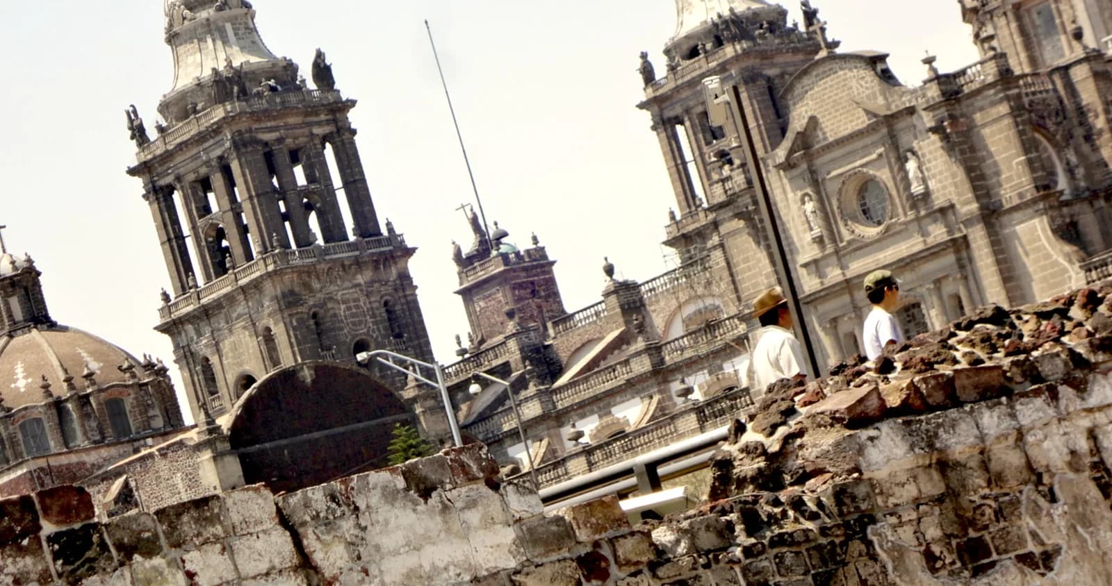 Ruines du Templo Mayor avec la cathédrale métropolitaine en arrière-plan, centre historique de Mexico