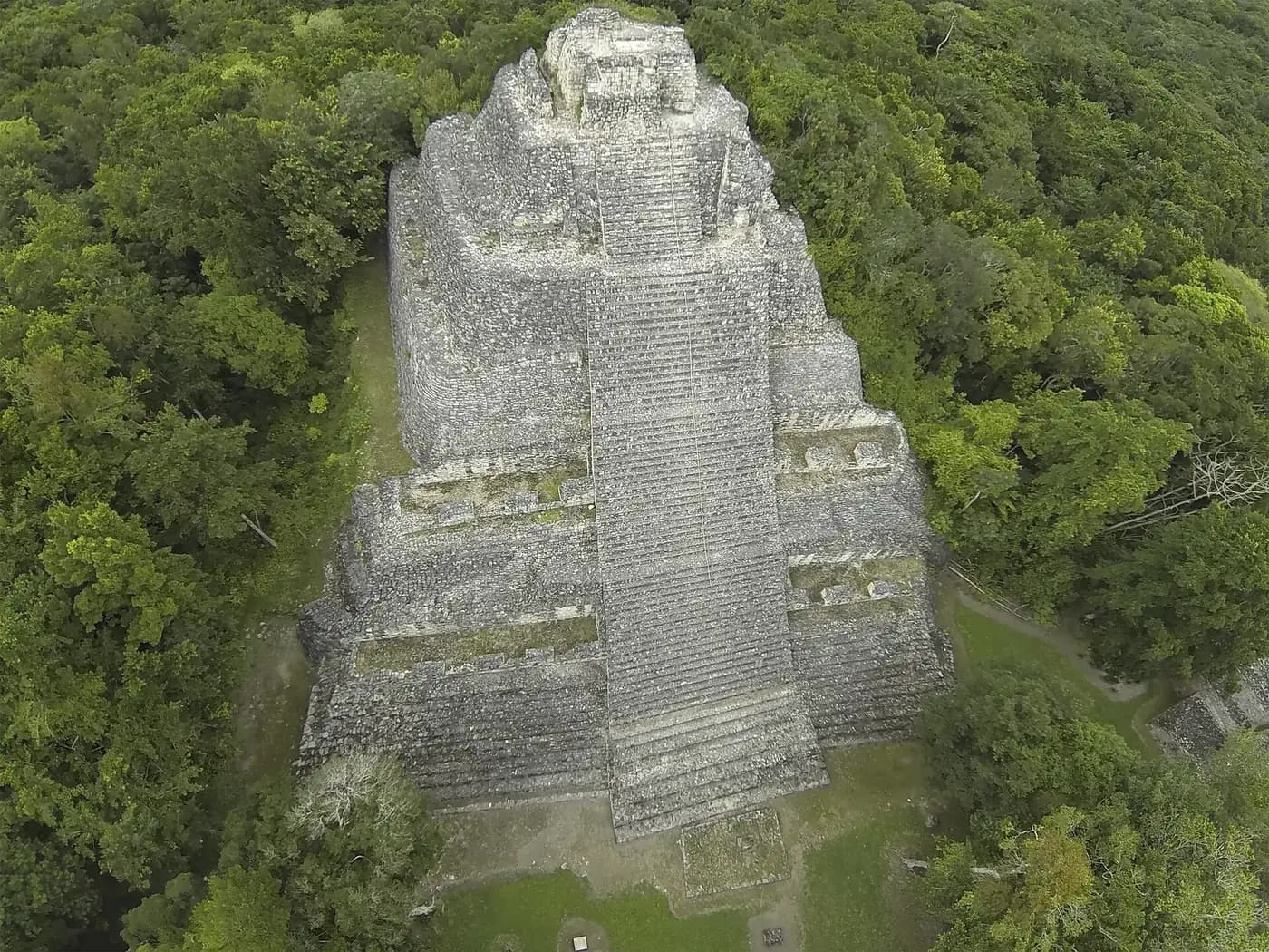 Structure IX de Becán vue du ciel, Campeche