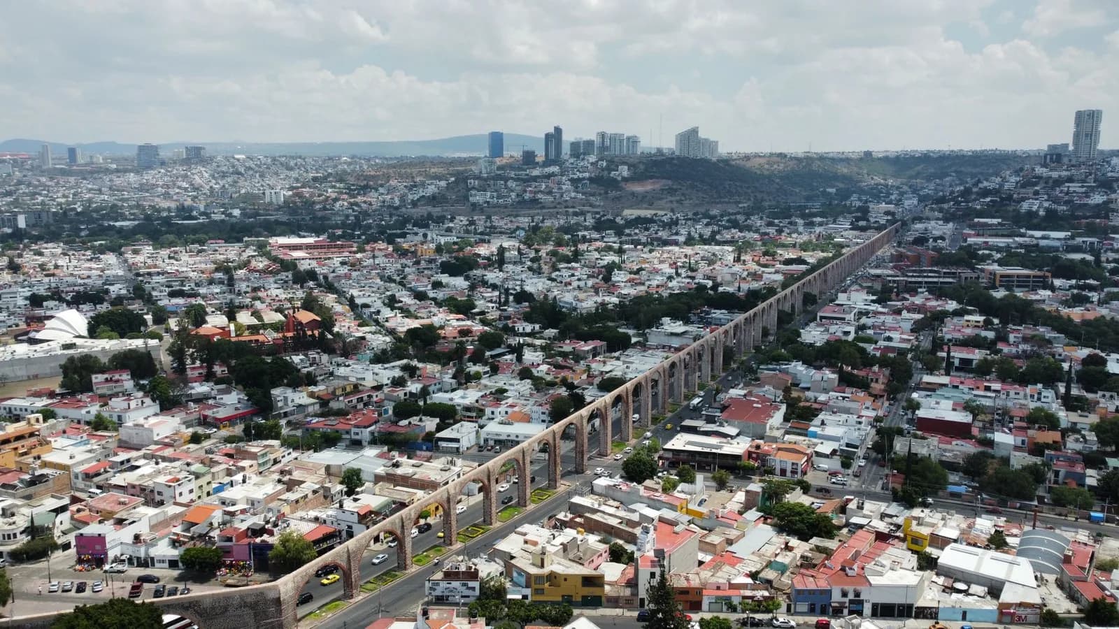 Vue aérienne de l'aqueduc et de la ville de Querétaro au Mexique