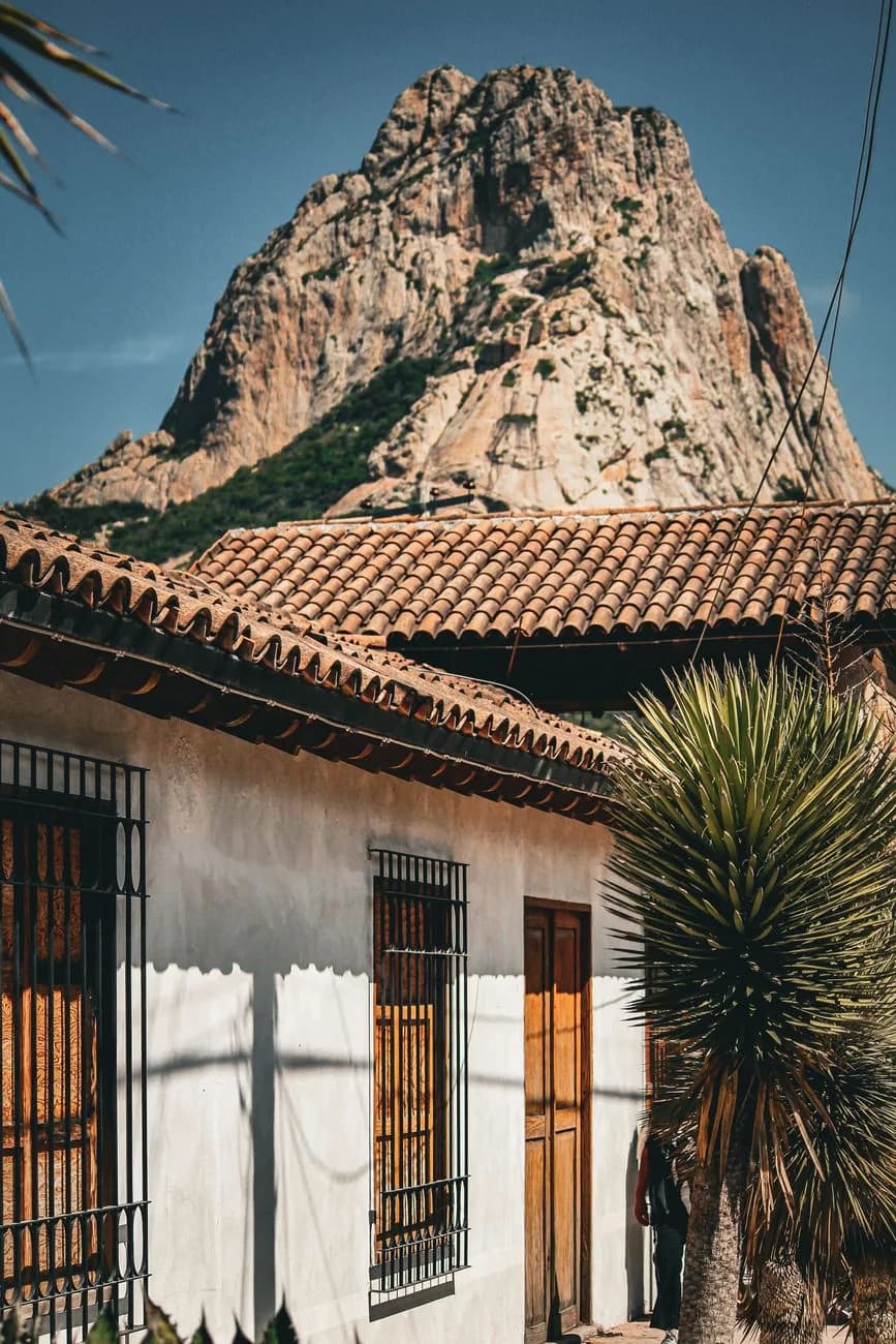 Le monolithe de la Peña de Bernal dominant le village de Bernal dans l'État de Querétaro