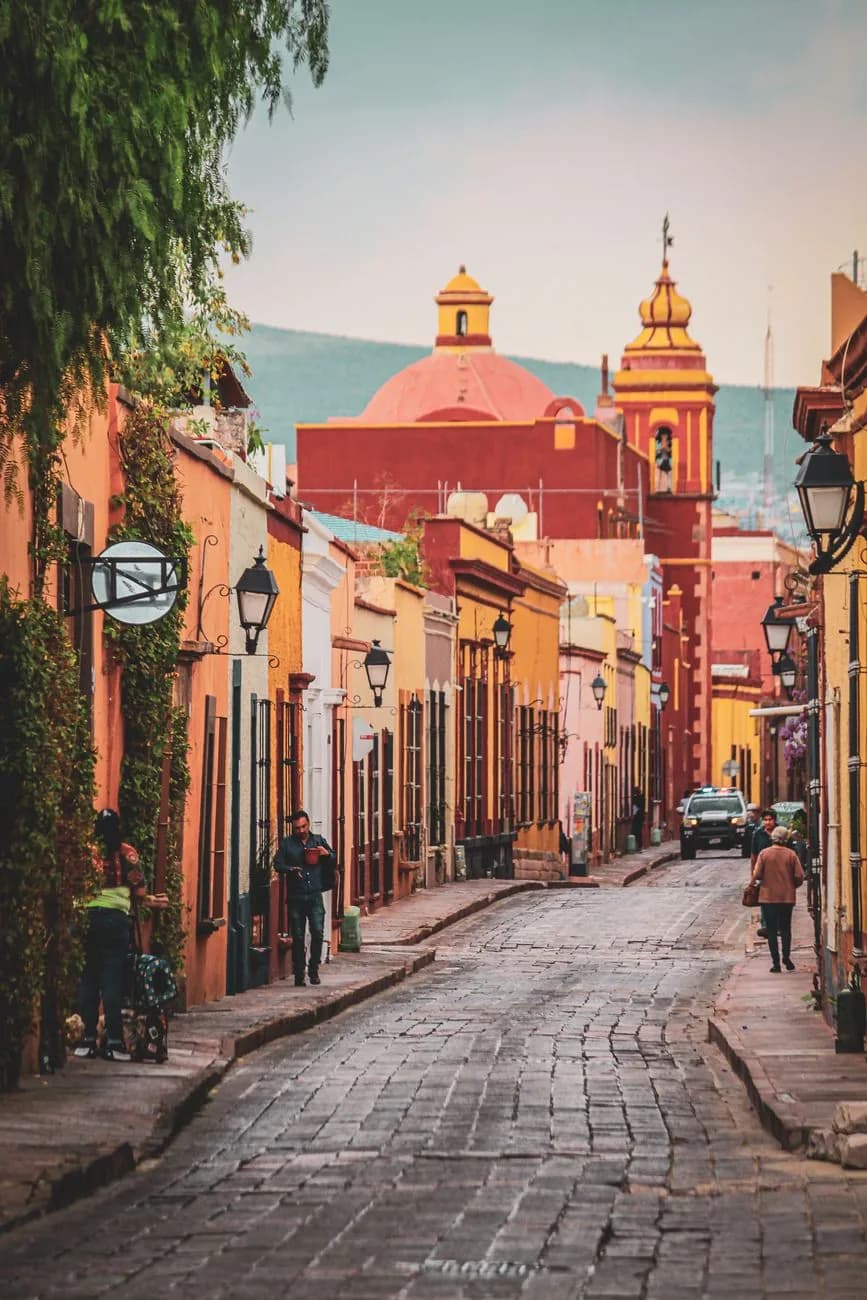 Ruelle pavée aux façades colorées dans le centre historique de Querétaro au Mexique