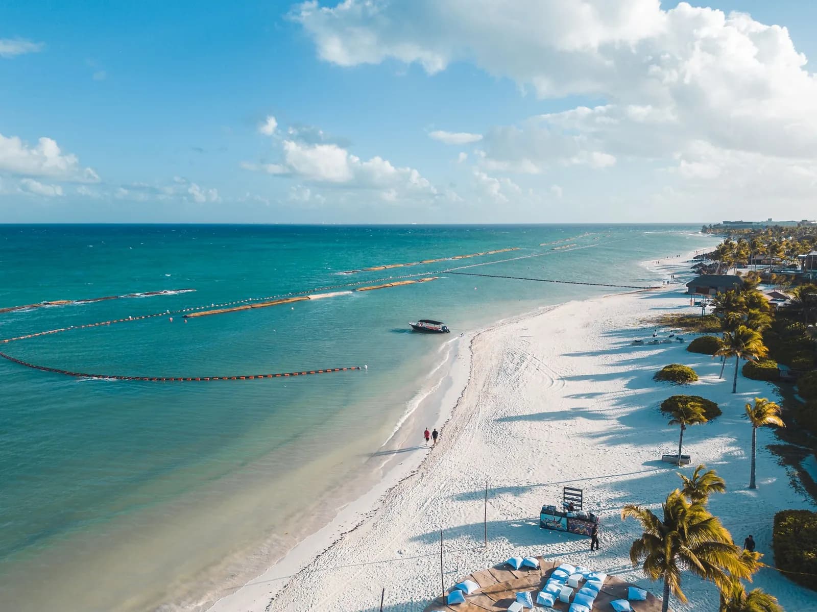 Plage de sable blanc et mer des Caraïbes sur la Riviera Maya, Mexique