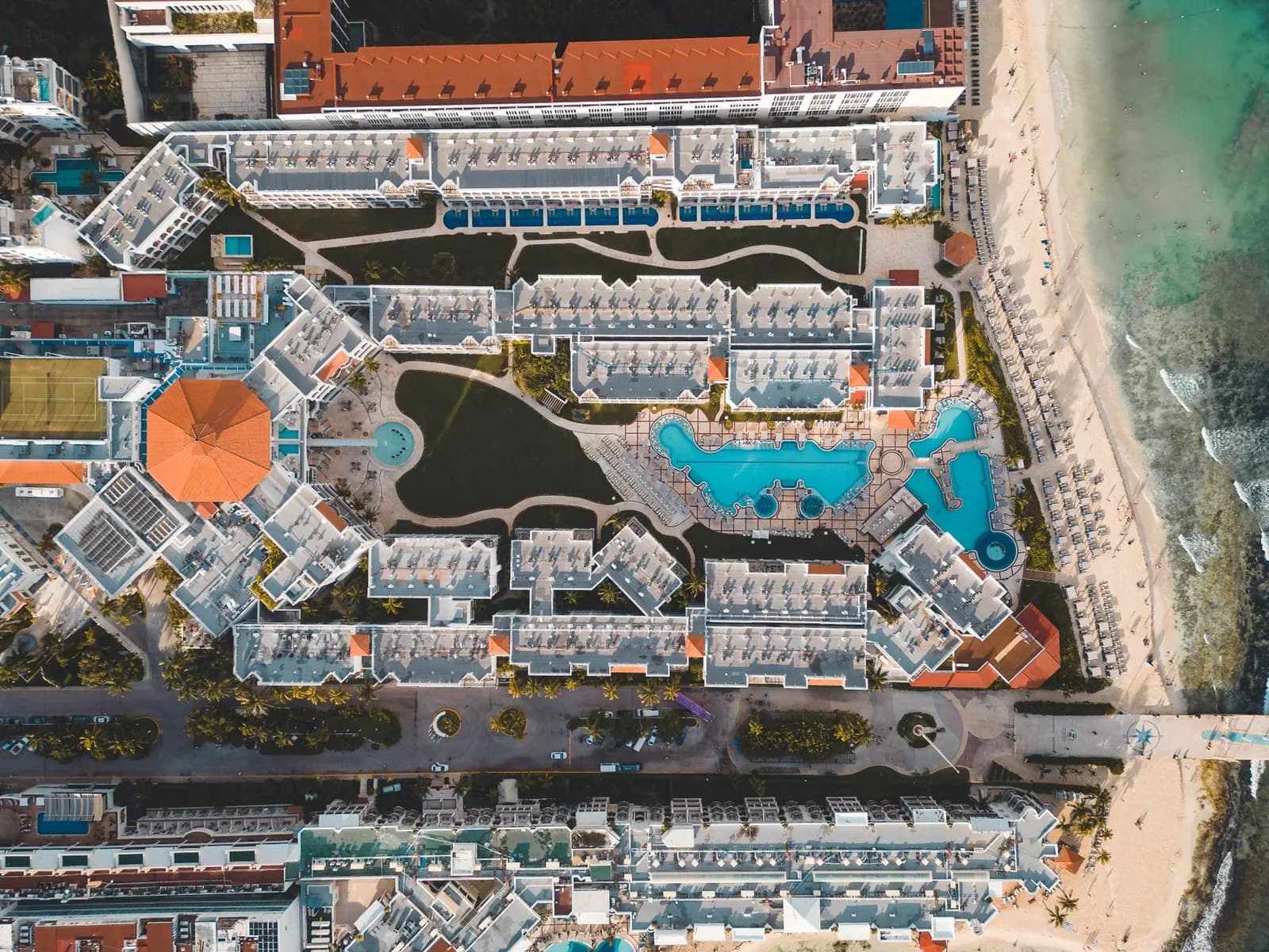 Vue aérienne d'un resort tout inclus de Playa del Carmen, avec ses piscines et sa plage sur la mer des Caraïbes