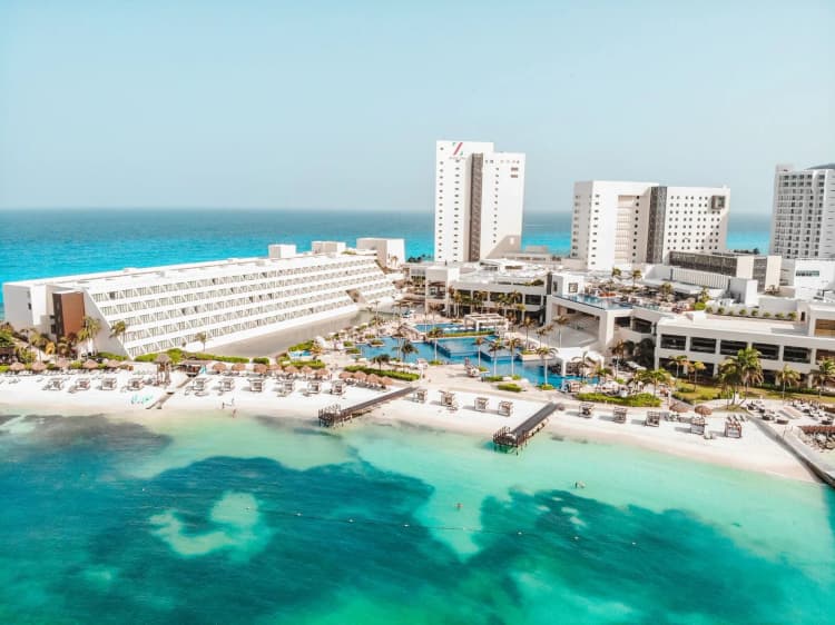 Resorts tout inclus de la zone hôtelière de Cancún à Punta Cancún, piscines et plage sur la mer turquoise