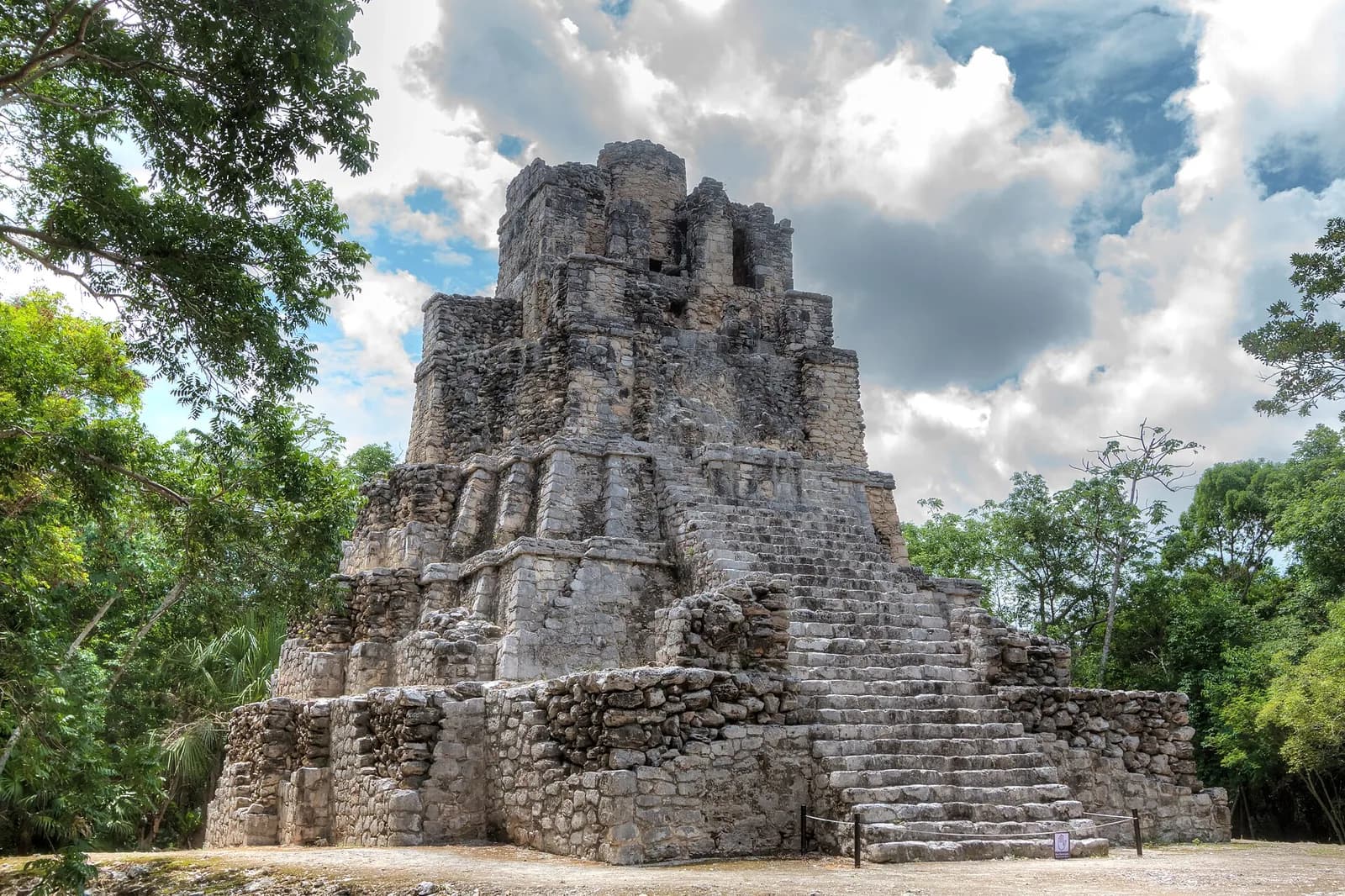 El Castillo, pyramide maya du site archéologique de Muyil, dans la réserve de Sian Ka'an