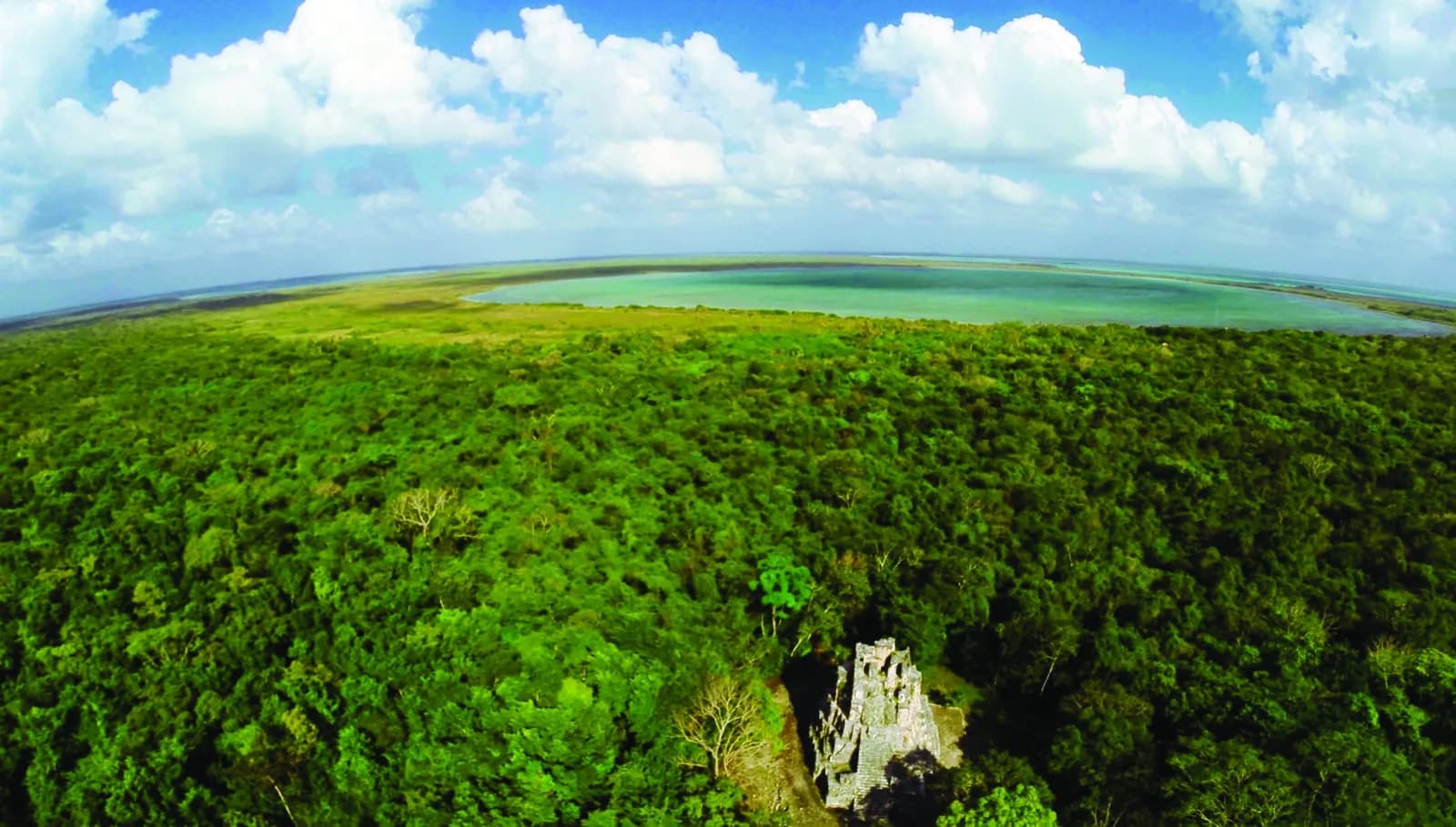 Vue aérienne de la réserve de biosphère de Sian Ka'an : forêt, lagune et ruine maya au Quintana Roo