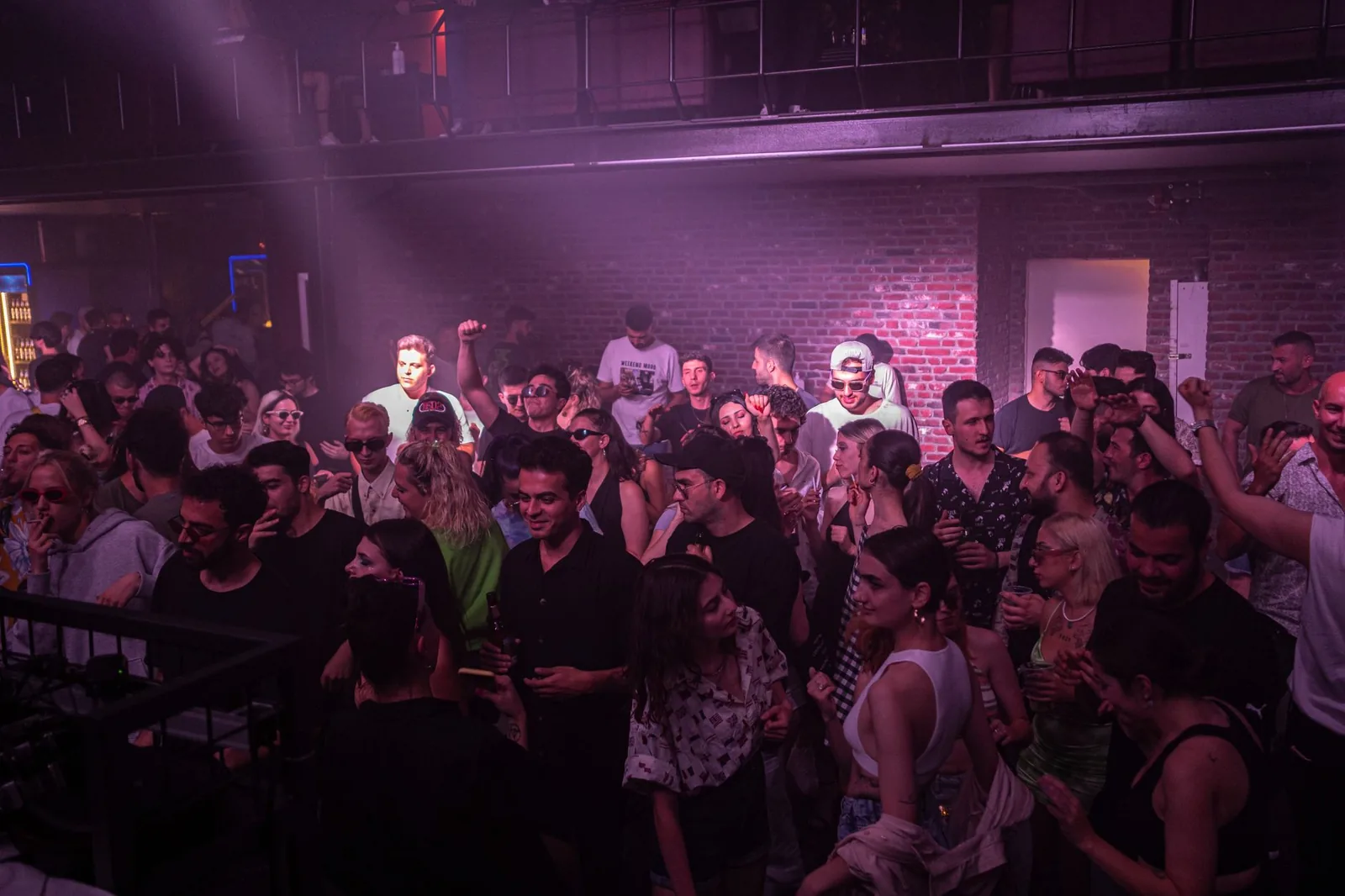 Piste de danse bondée dans une boîte de nuit, à l'image des clubs de la zone hôtelière de Cancún