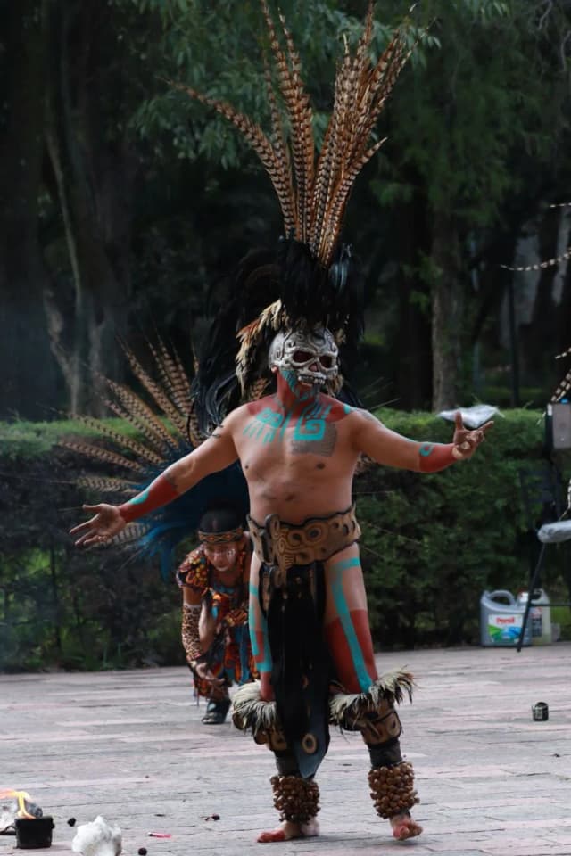 Danseur conchero en coiffe de plumes lors d'une cérémonie de tradition aztèque à Mexico
