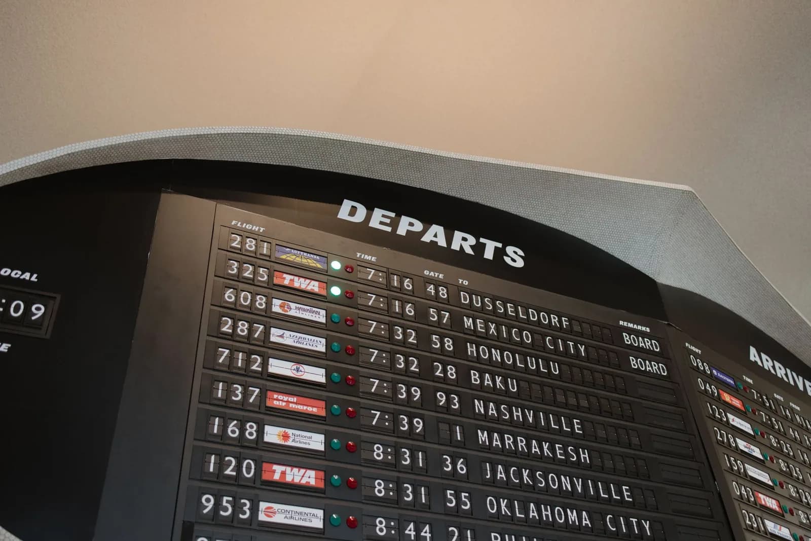 Tableau d'affichage des départs d'un aéroport international indiquant un vol pour Mexico City en embarquement
