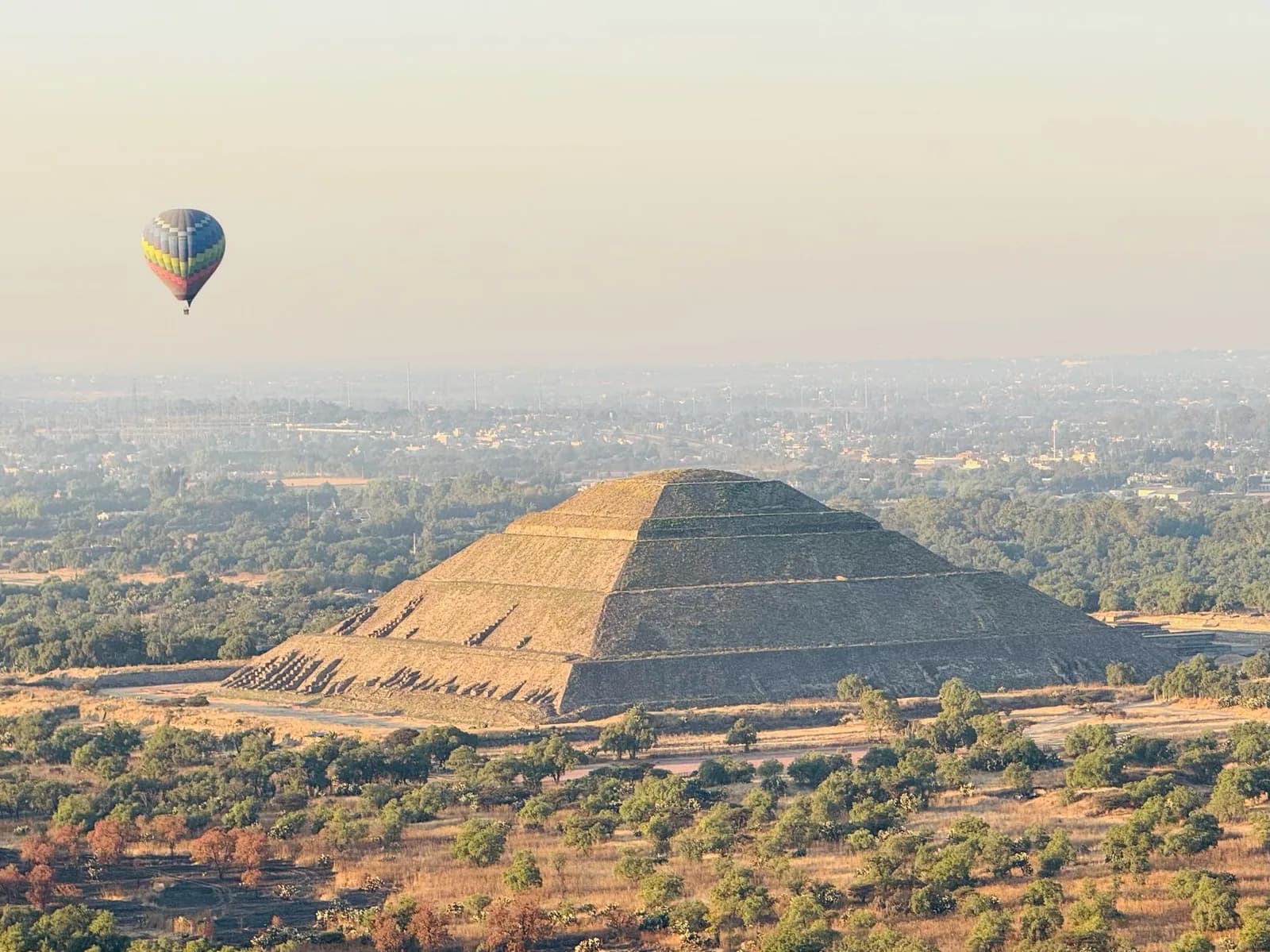 Montgolfière au lever du soleil au-dessus de la pyramide du Soleil à Teotihuacán