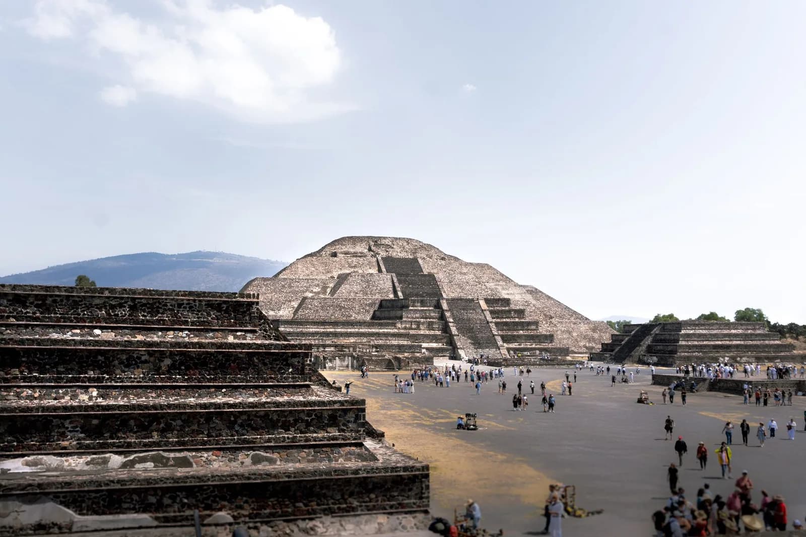 La pyramide de la Lune vue depuis la place des Lunes à Teotihuacán au Mexique