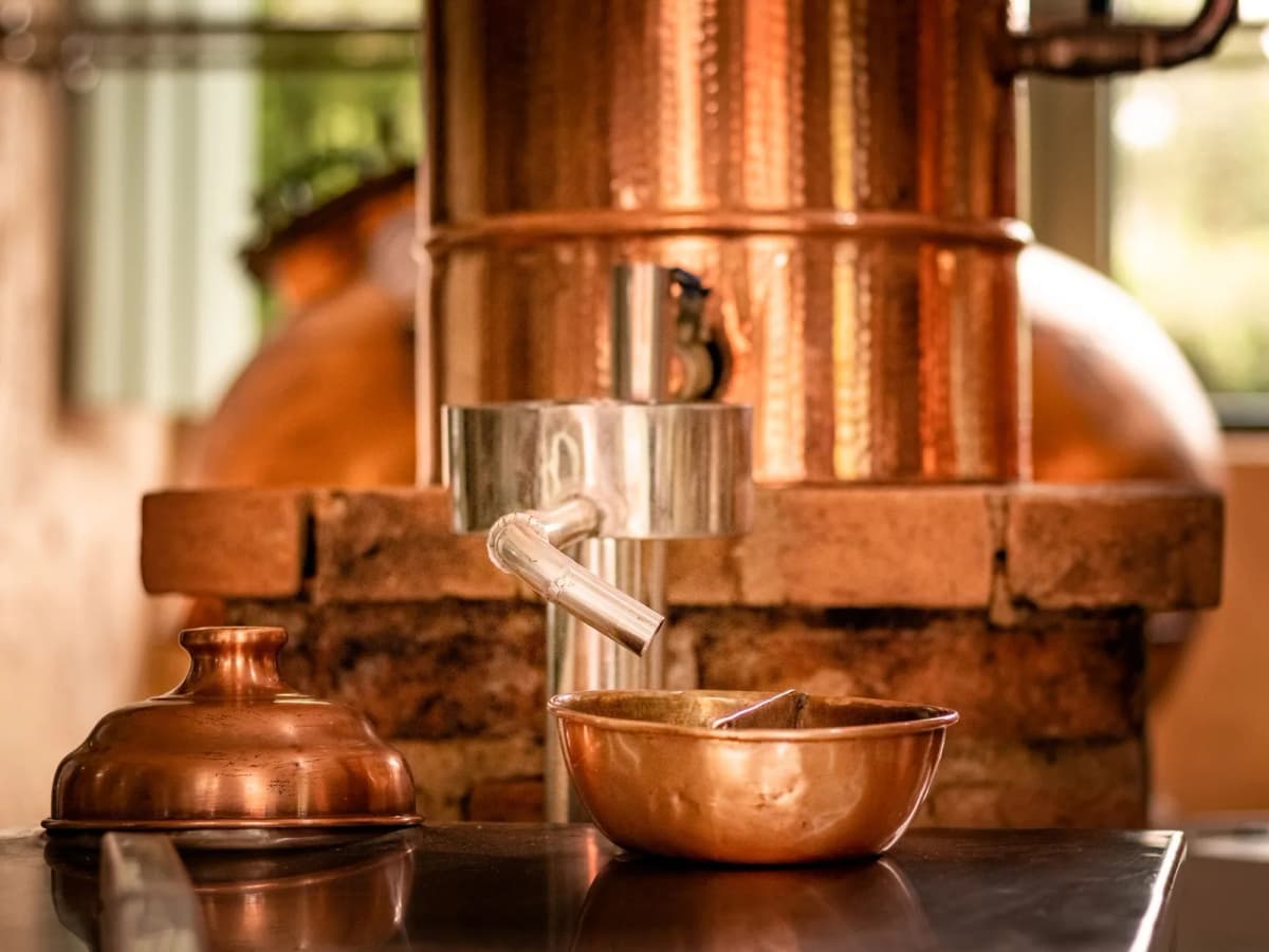 Alambic en cuivre martelé dans une distillerie