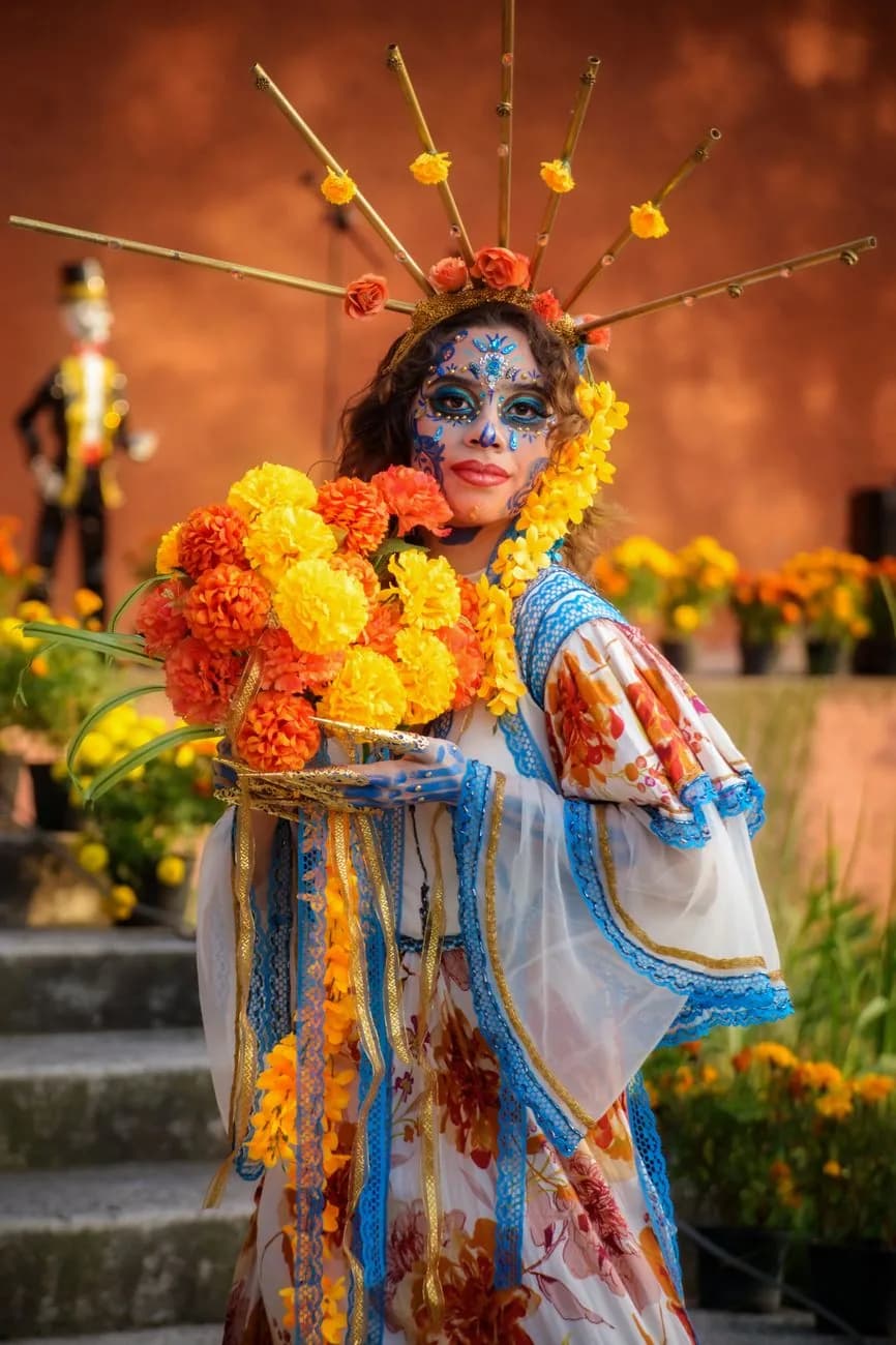 Catrina au maquillage coloré coiffée de fleurs de cempasúchil lors du Dia de Muertos au Mexique