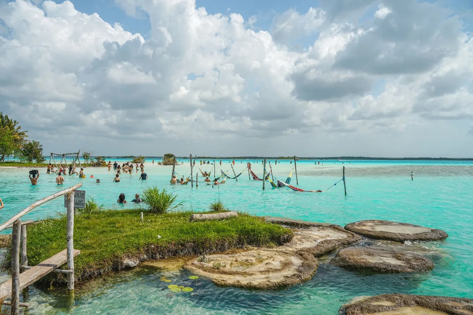 Eaux turquoise de la lagune de Bacalar, hamacs et stromatolithes, dans le Quintana Roo