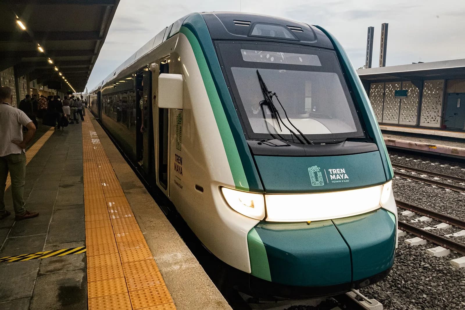 Rame du Tren Maya blanche et verte à quai dans une gare du Yucatán, au Mexique