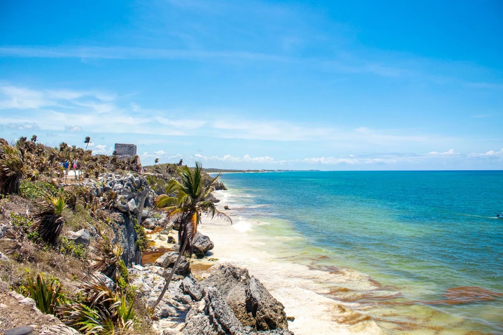 Ruines mayas de Tulum posées sur une falaise calcaire au-dessus de la mer des Caraïbes, au Mexique