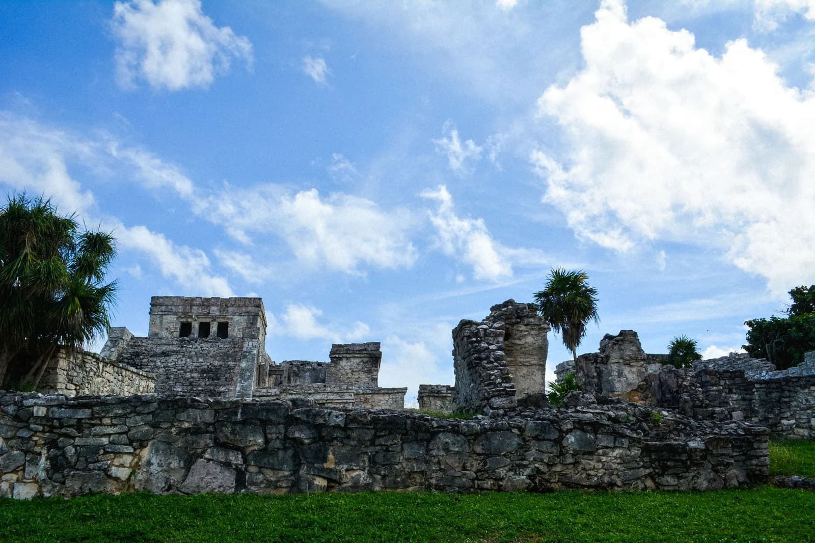 Temples et murailles du site archéologique maya de Tulum, dans le Quintana Roo au Mexique