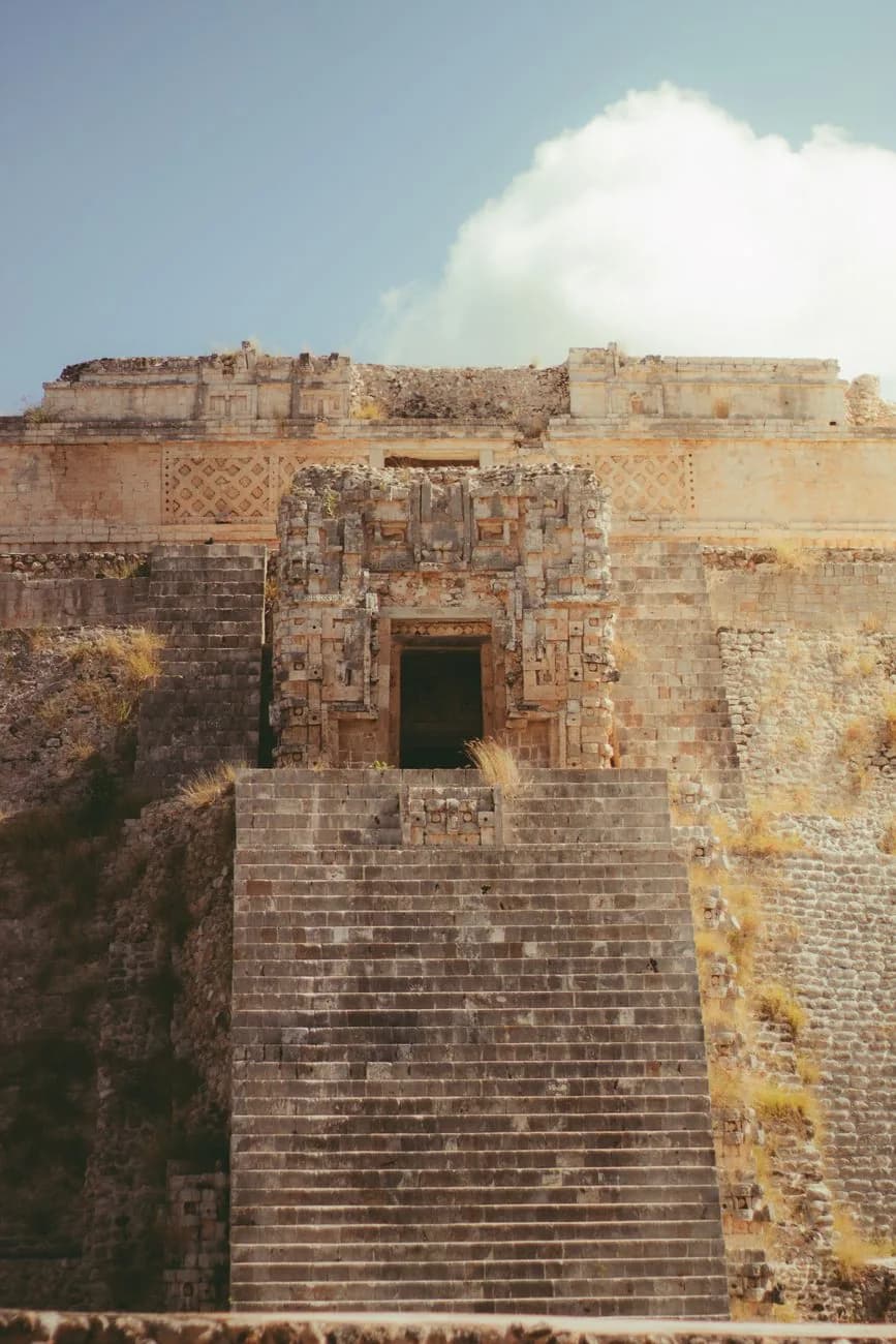 L'escalier nord de la Grande Pyramide d'Uxmal et le masque de Chaac du Temple des Aras, Yucatán