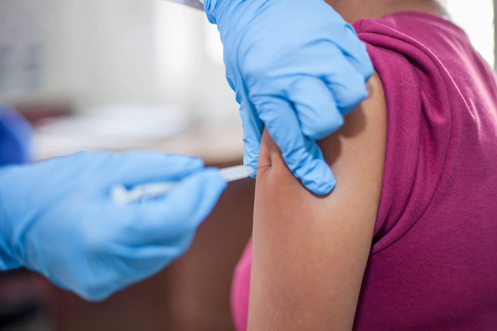 Injection d'un vaccin dans le bras avant un départ en voyage au Mexique