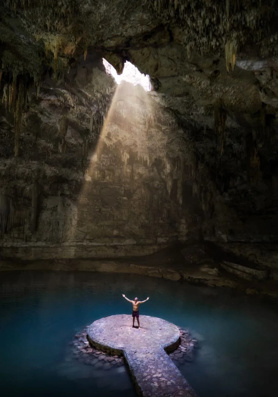 Rayon de lumière tombant sur la plateforme circulaire du cenote Suytún, près de Valladolid au Yucatán