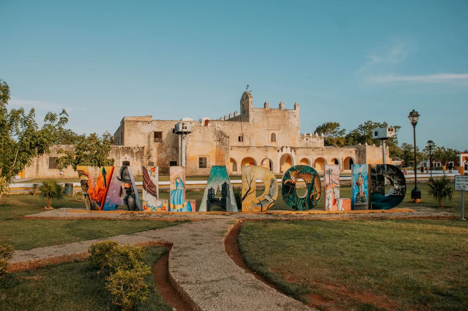 Le couvent San Bernardino de Siena et les lettres colorées de Valladolid dans le quartier de Sisal, Yucatán