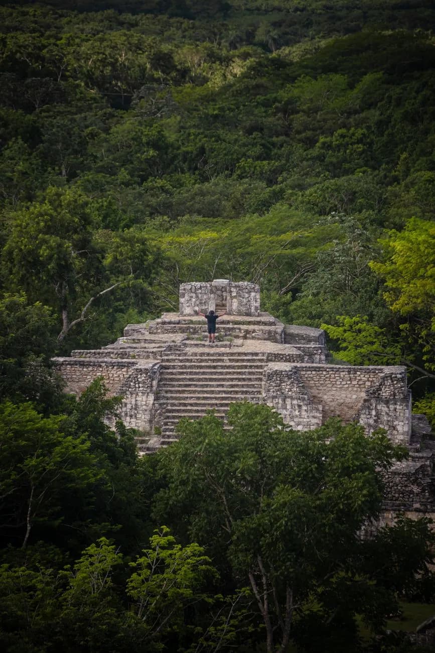 Temple maya restauré émergeant de la jungle basse du Yucatán, sur le site d'Ek Balam près de Valladolid