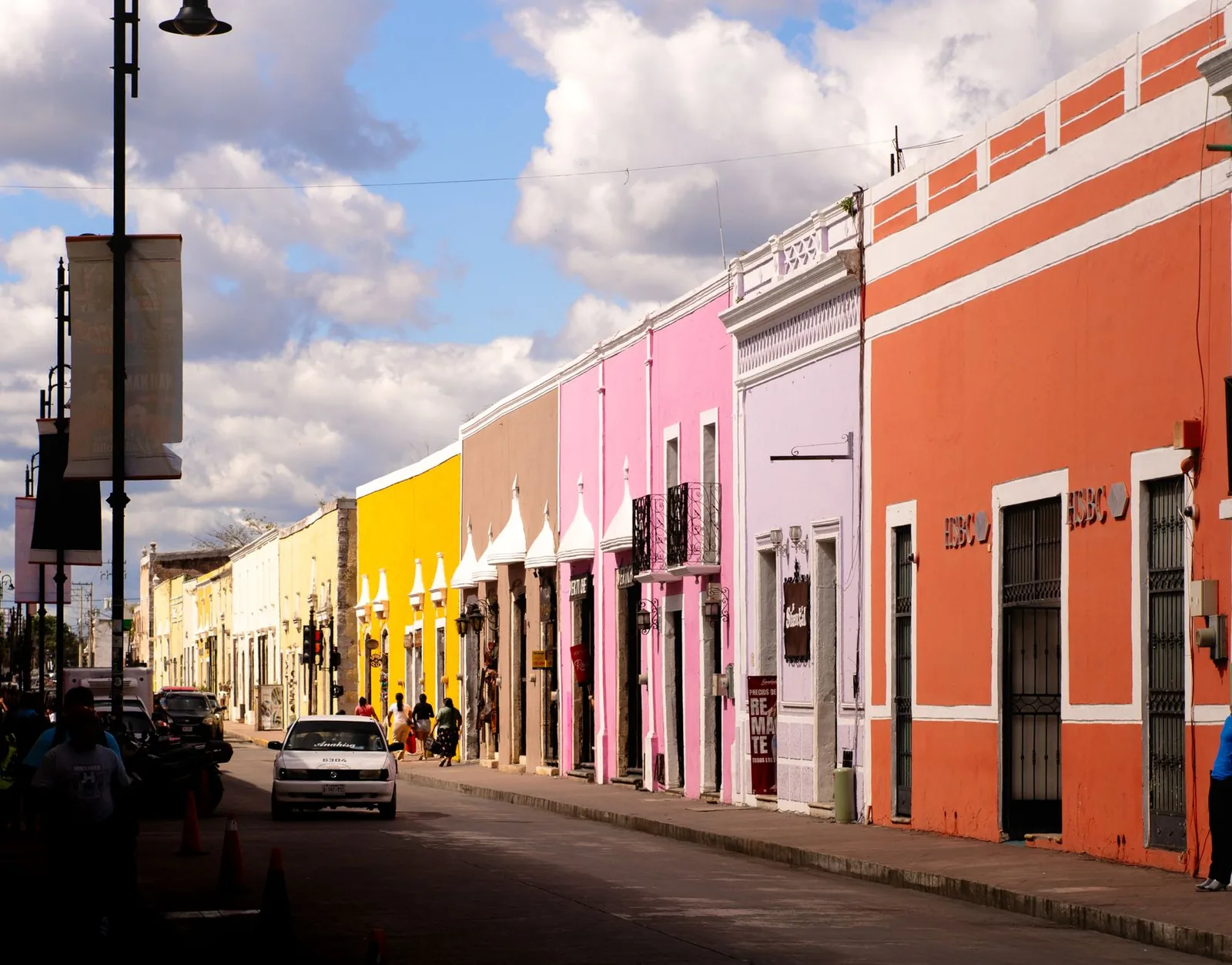 Façades coloniales roses, jaunes et orange le long d'une rue du centre de Valladolid, dans le Yucatán au Mexique