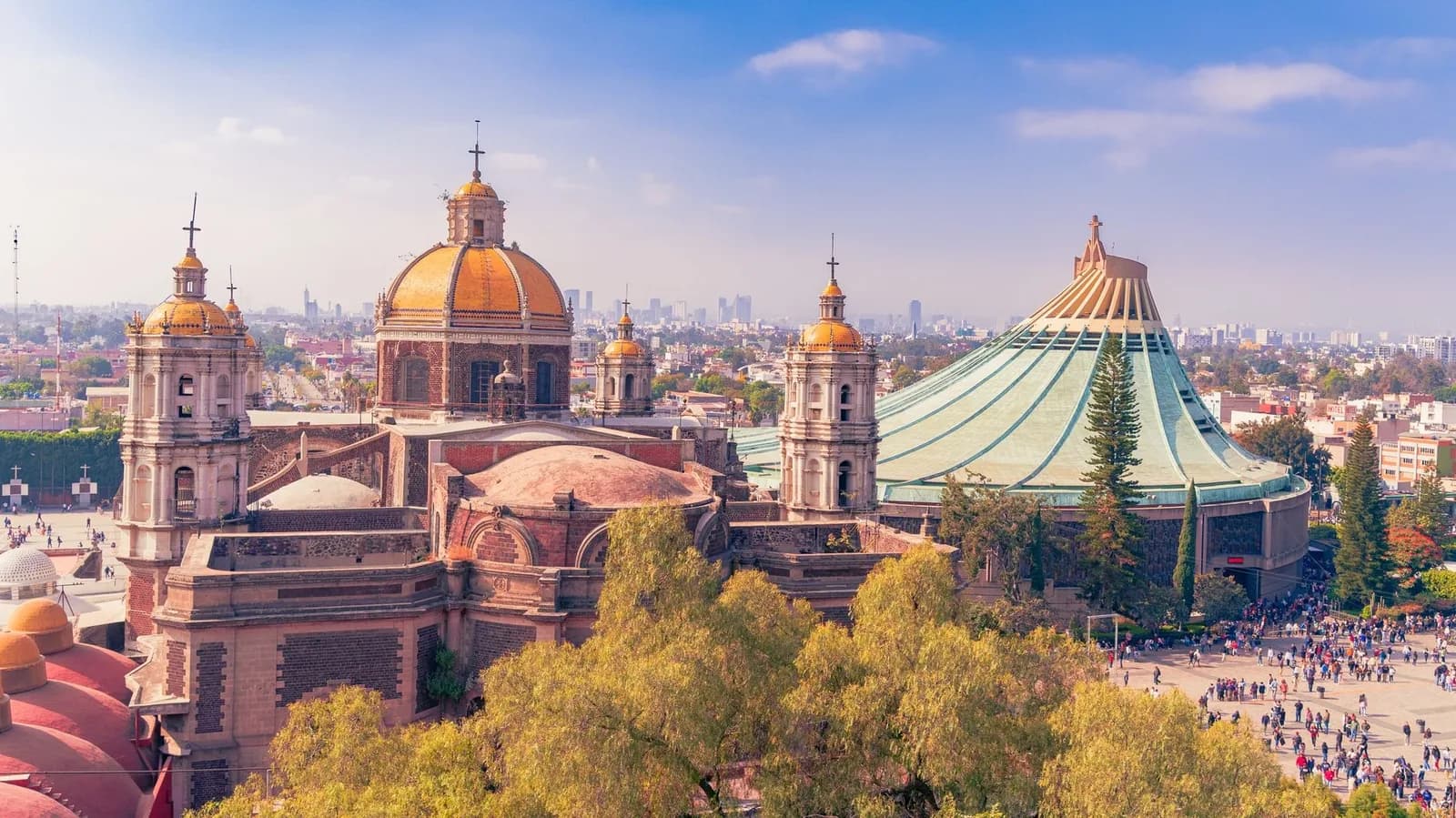 L'ancienne basilique de Guadalupe et la nouvelle, au toit vert en forme de tente, vues d'en haut avec la foule sur le parvis, au nord de Mexico