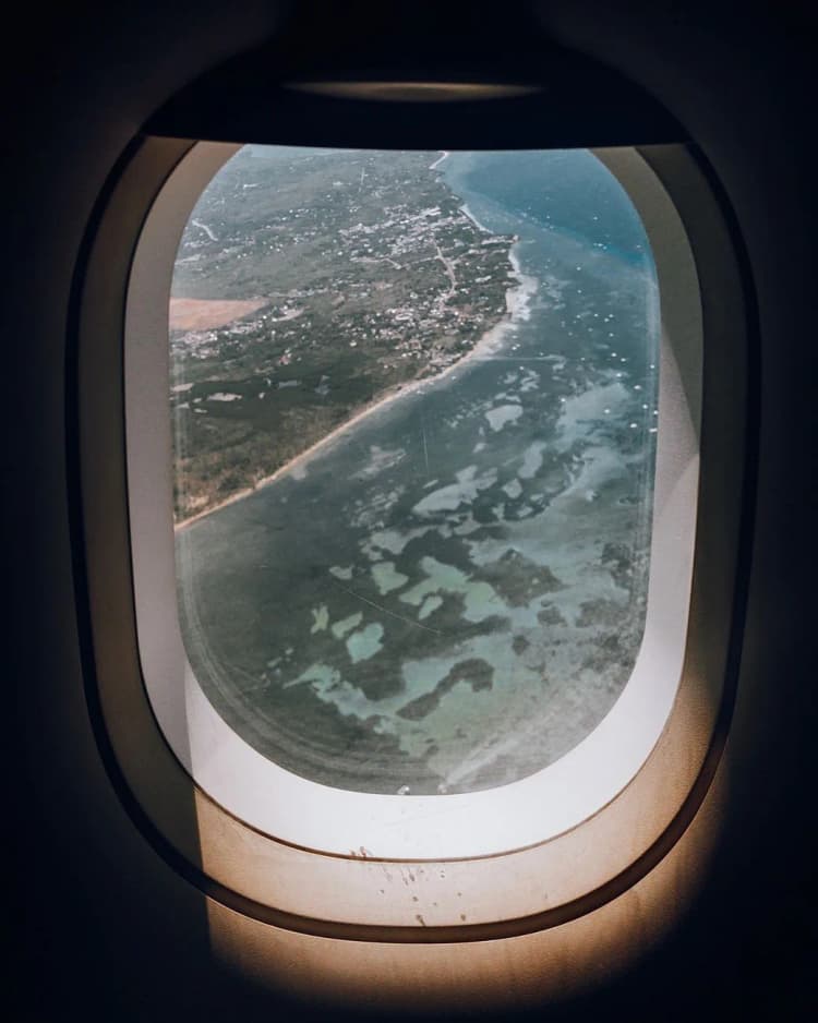 Côte tropicale et récifs vus depuis le hublot d'un avion en approche des Caraïbes