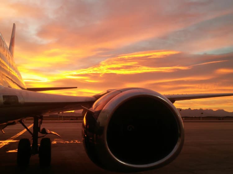 Avion long-courrier sur le tarmac au coucher du soleil avant un vol vers le Mexique