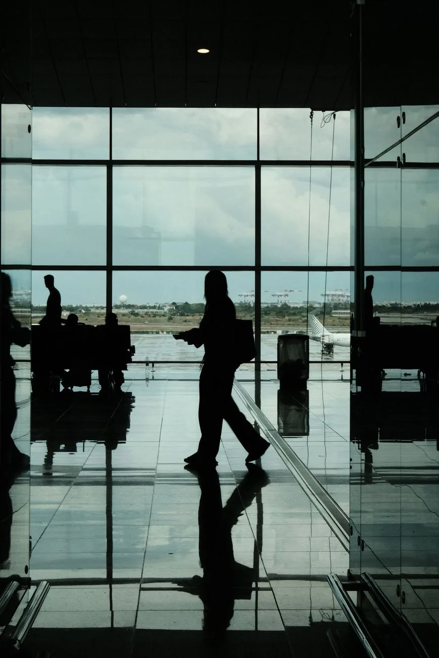 Passagère traversant un hall d'aéroport lors d'une correspondance vers Cancún