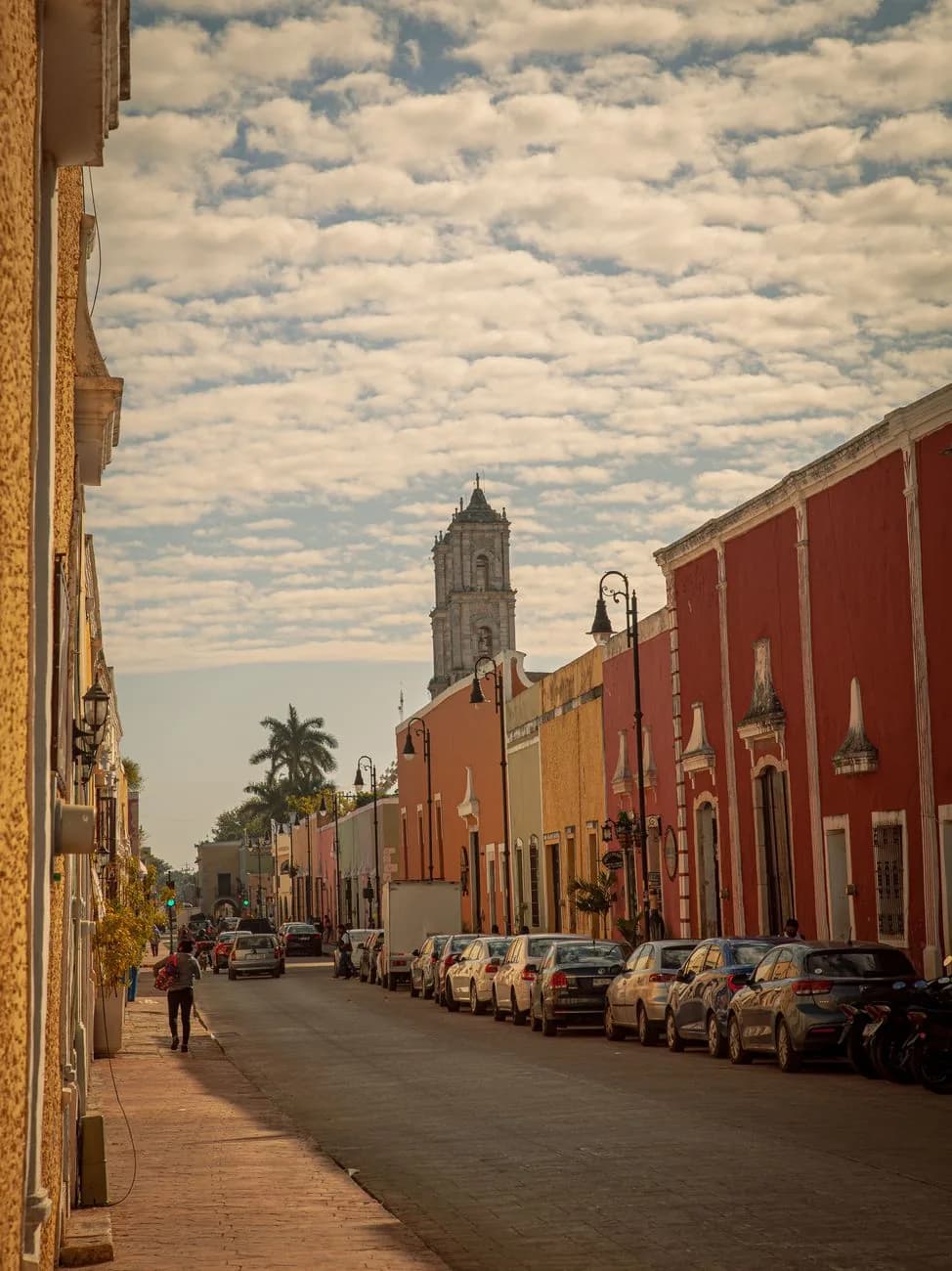 Rue coloniale aux façades colorées à Valladolid, Yucatán
